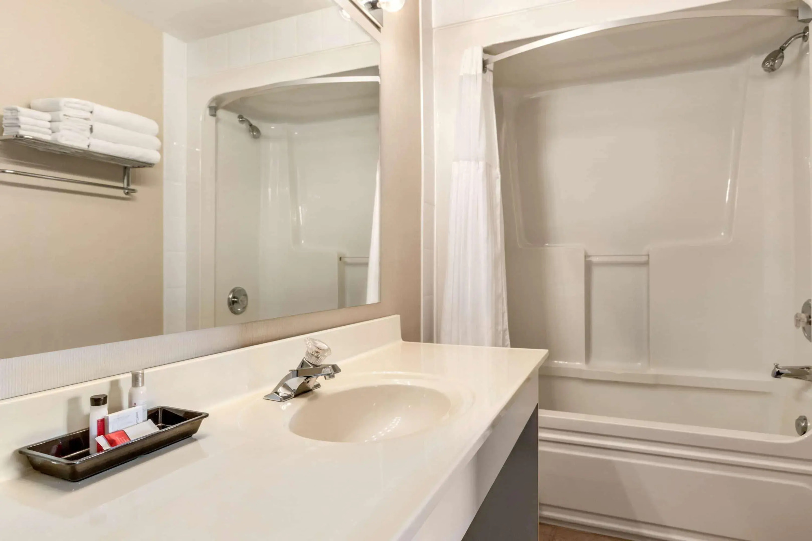 Travelodge Kingston LaSalle Hotel