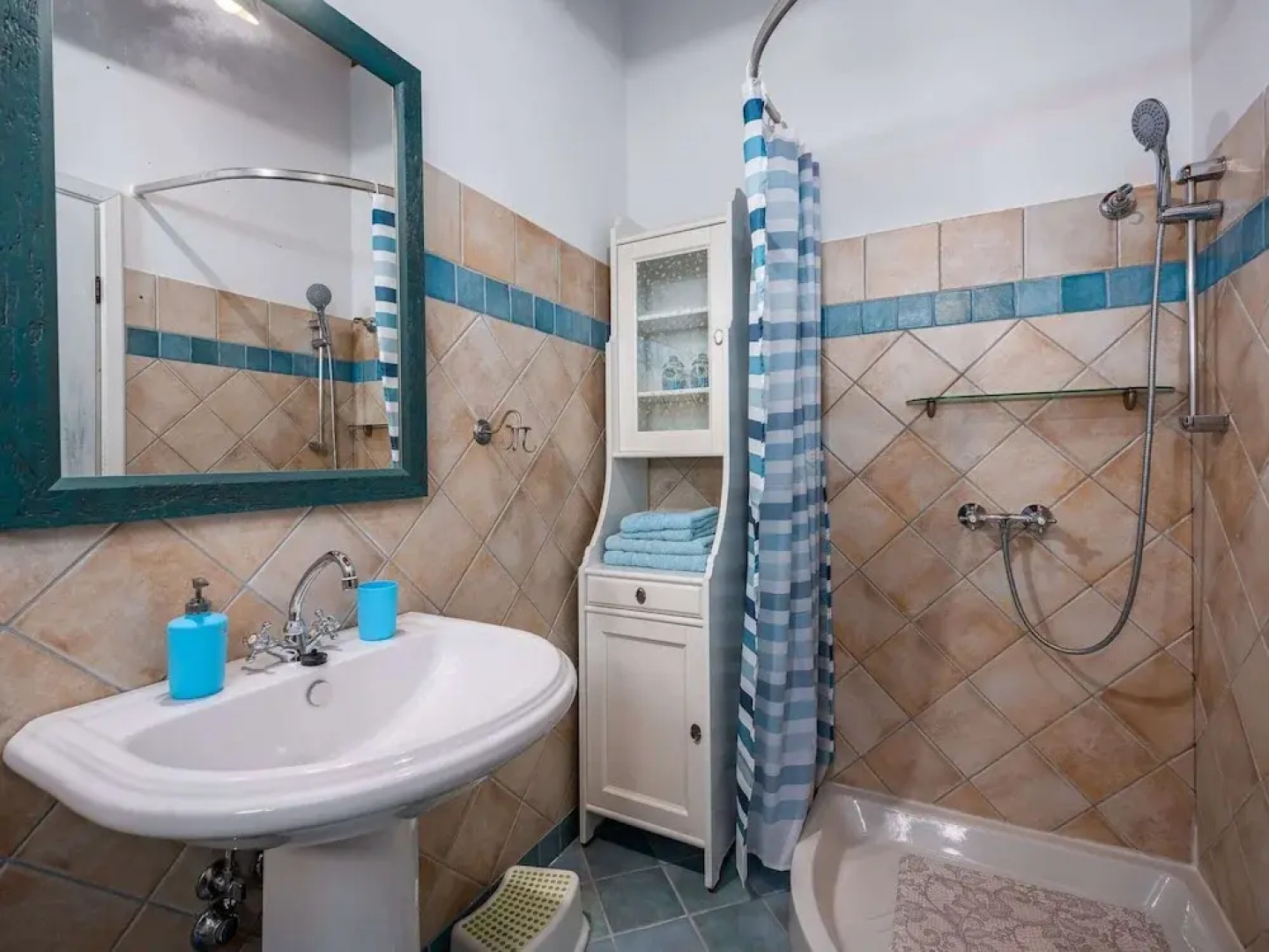 Beautiful Villa With Swimming Pool and Fenced Garden