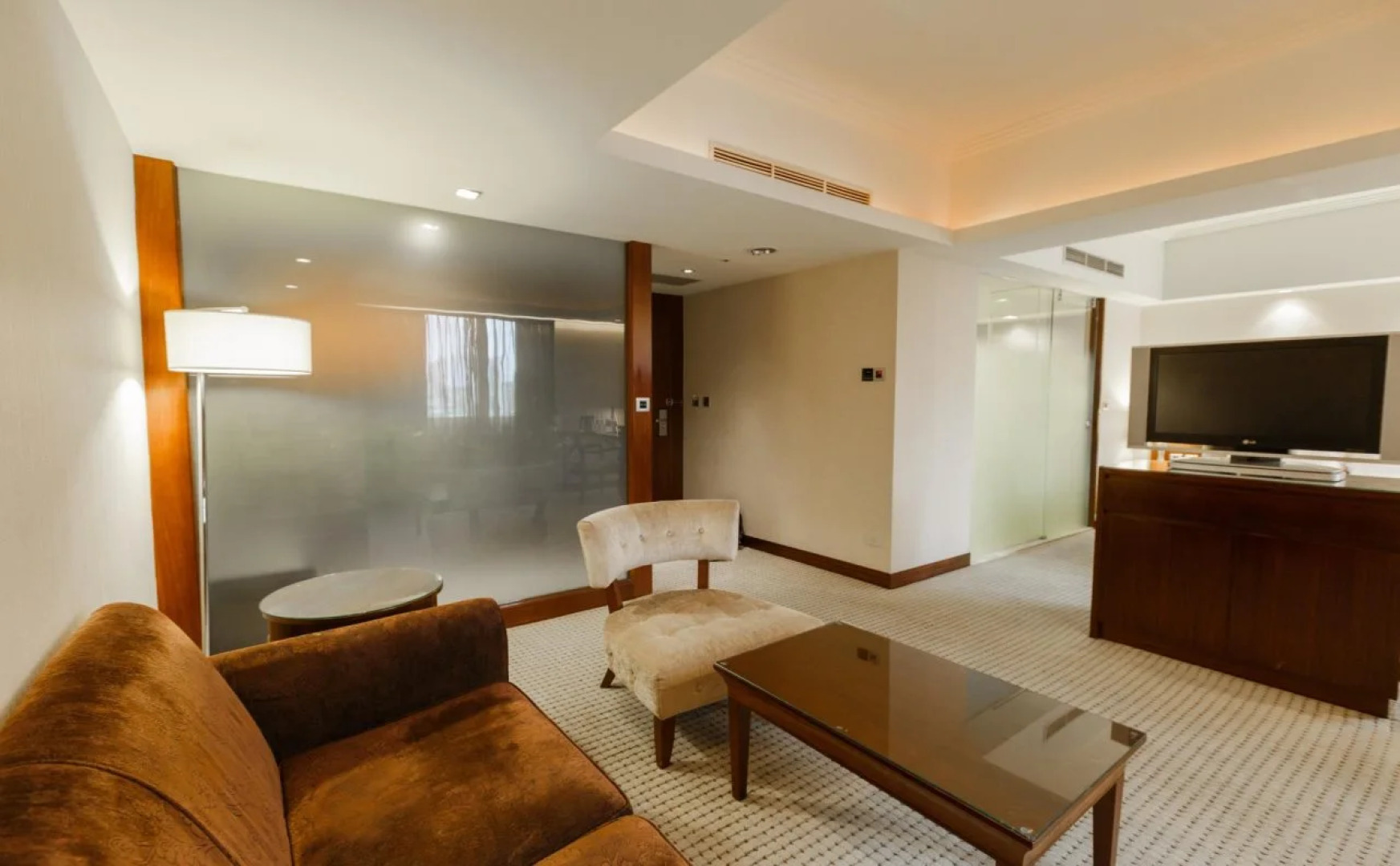 Jen Dow International Hotel