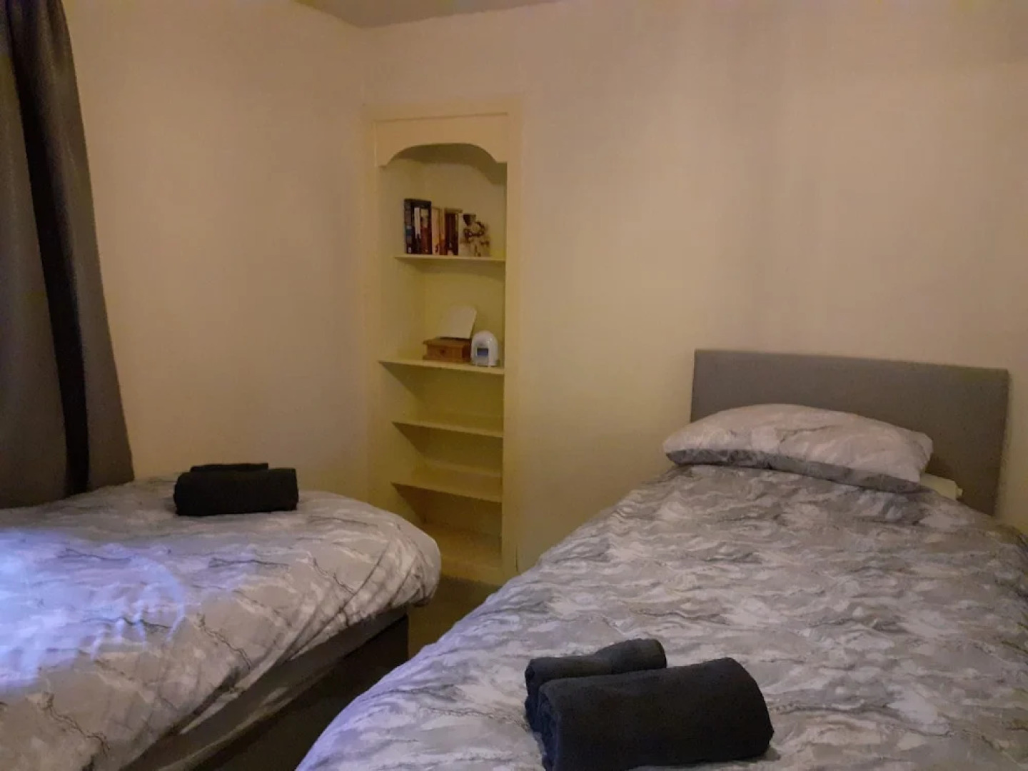 2 Bed Apartment 2 Mins Walk Away From the Beach!