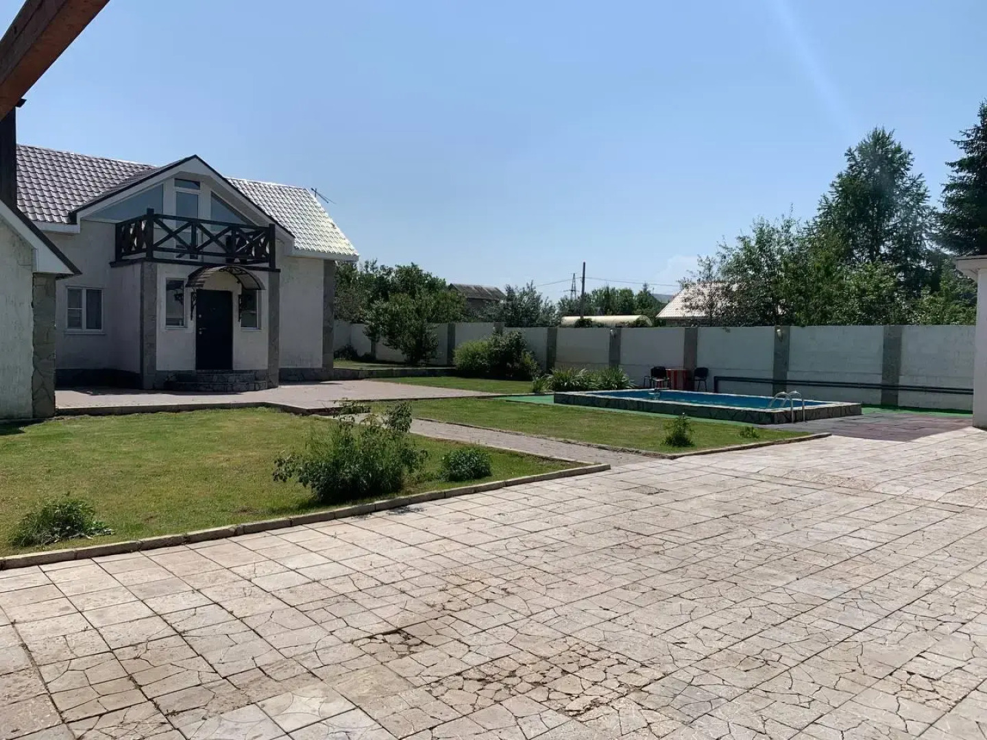 Дом с бассейном и баней