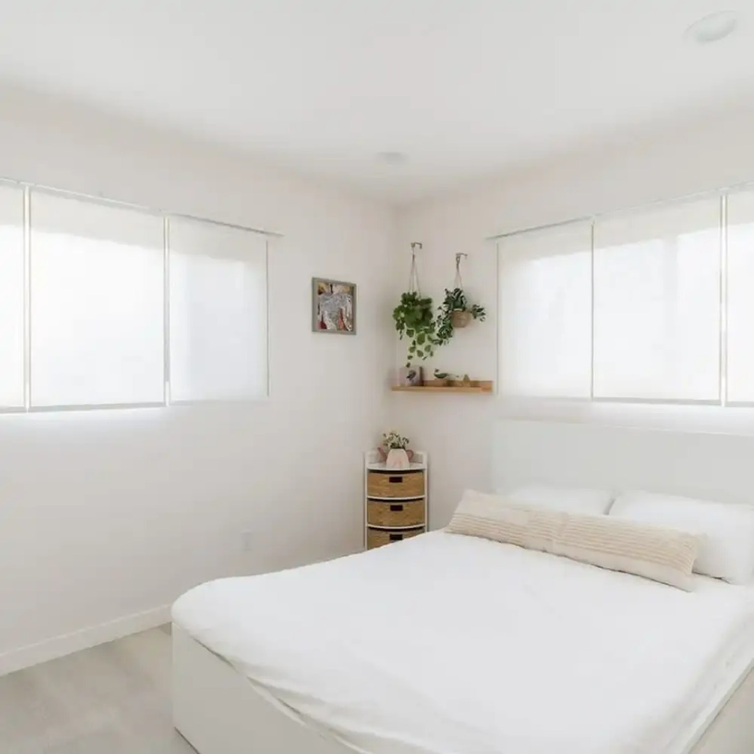 Spacious and Bright 5-bedroom Oasis Pool and Yard