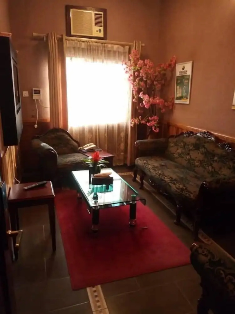 Pathfinder Hotel And Holiday Inn