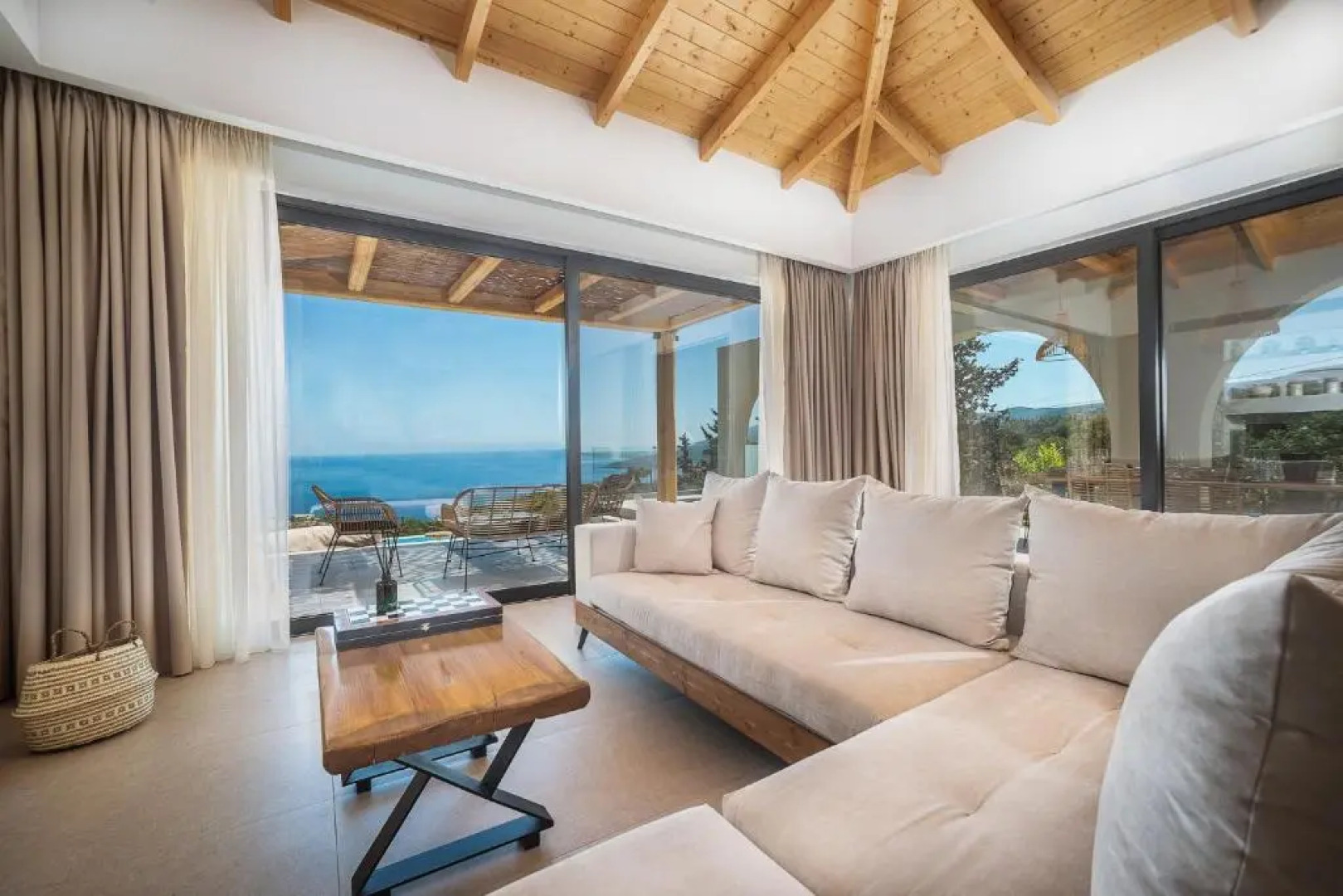 URANOS di GIOIA Villa with magnificent sea view and infinity pool 18x4m