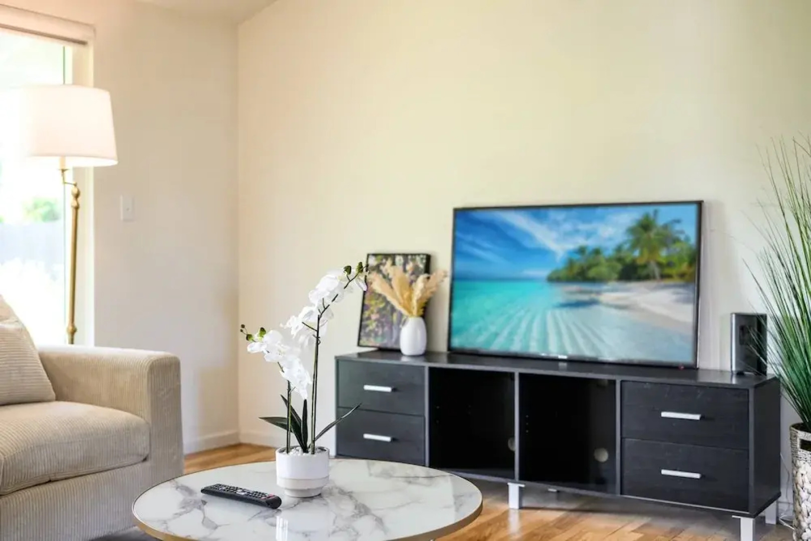 Perfect Family Home With Fireplace Spacious Yard