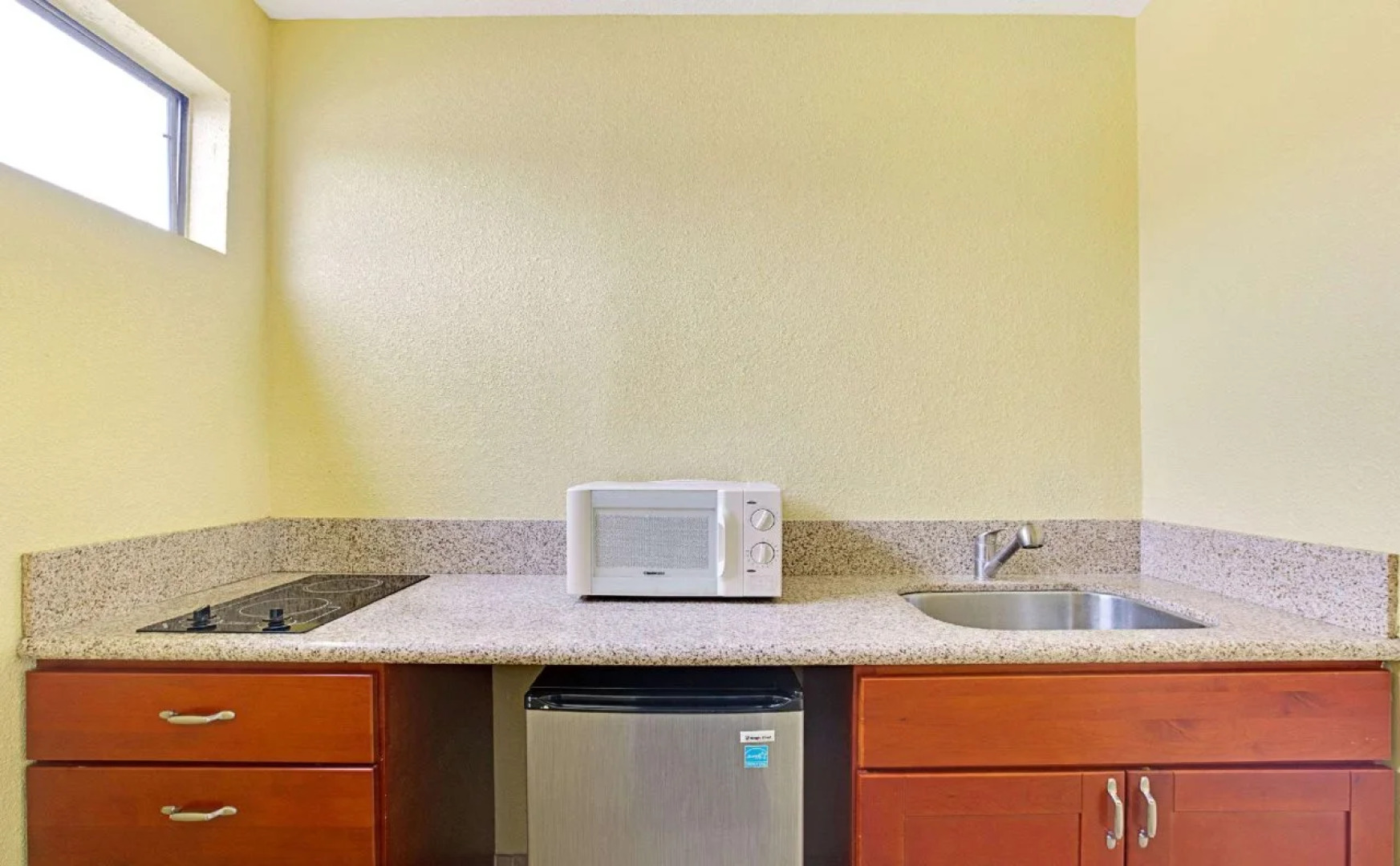 MC Pacific Inn & Suites