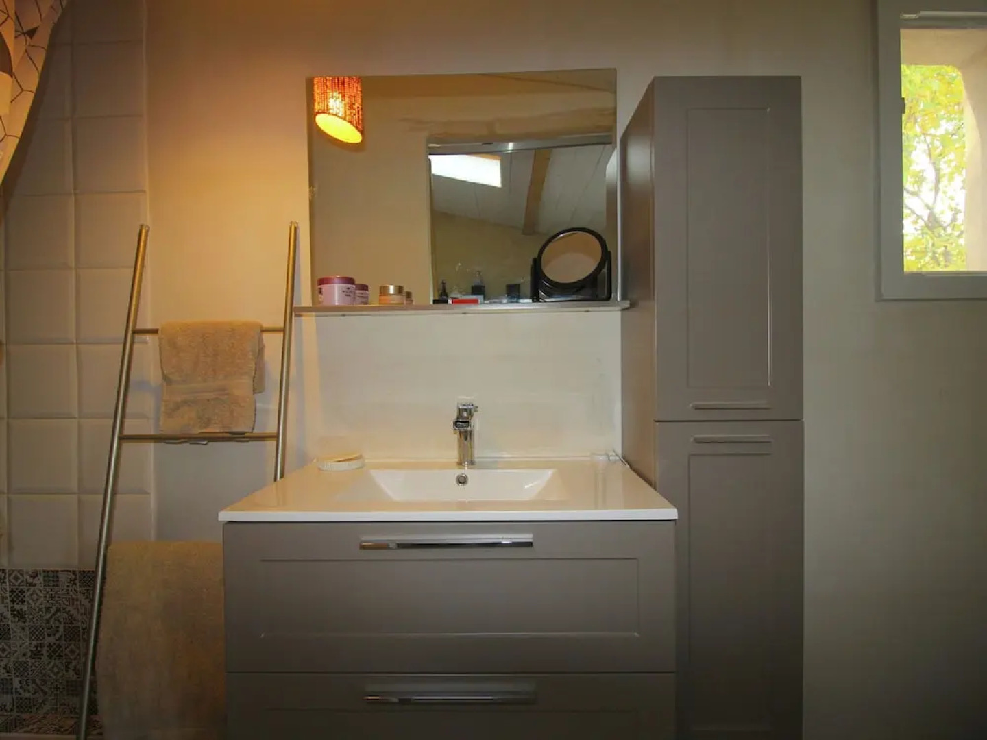 2 Tastefully Furnished Gites With Private Pool, 1km From Faucon