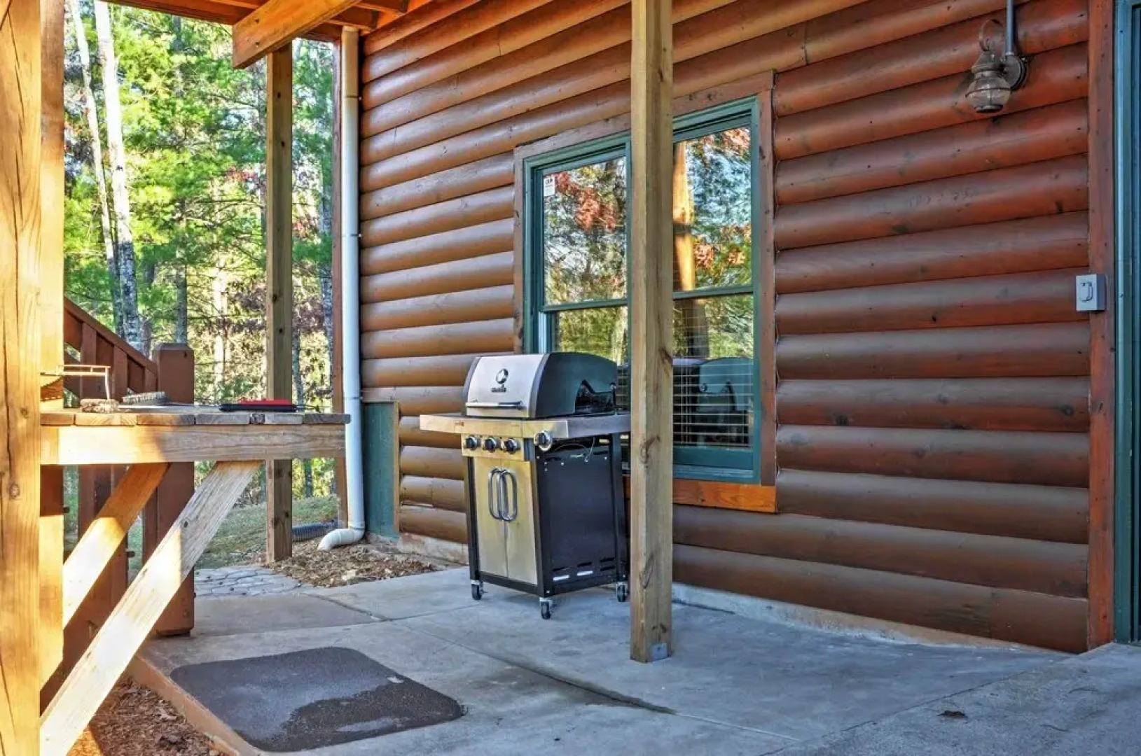 Rustic Cabin w/ Hot Tub: 2 Mi to Unicoi State Park