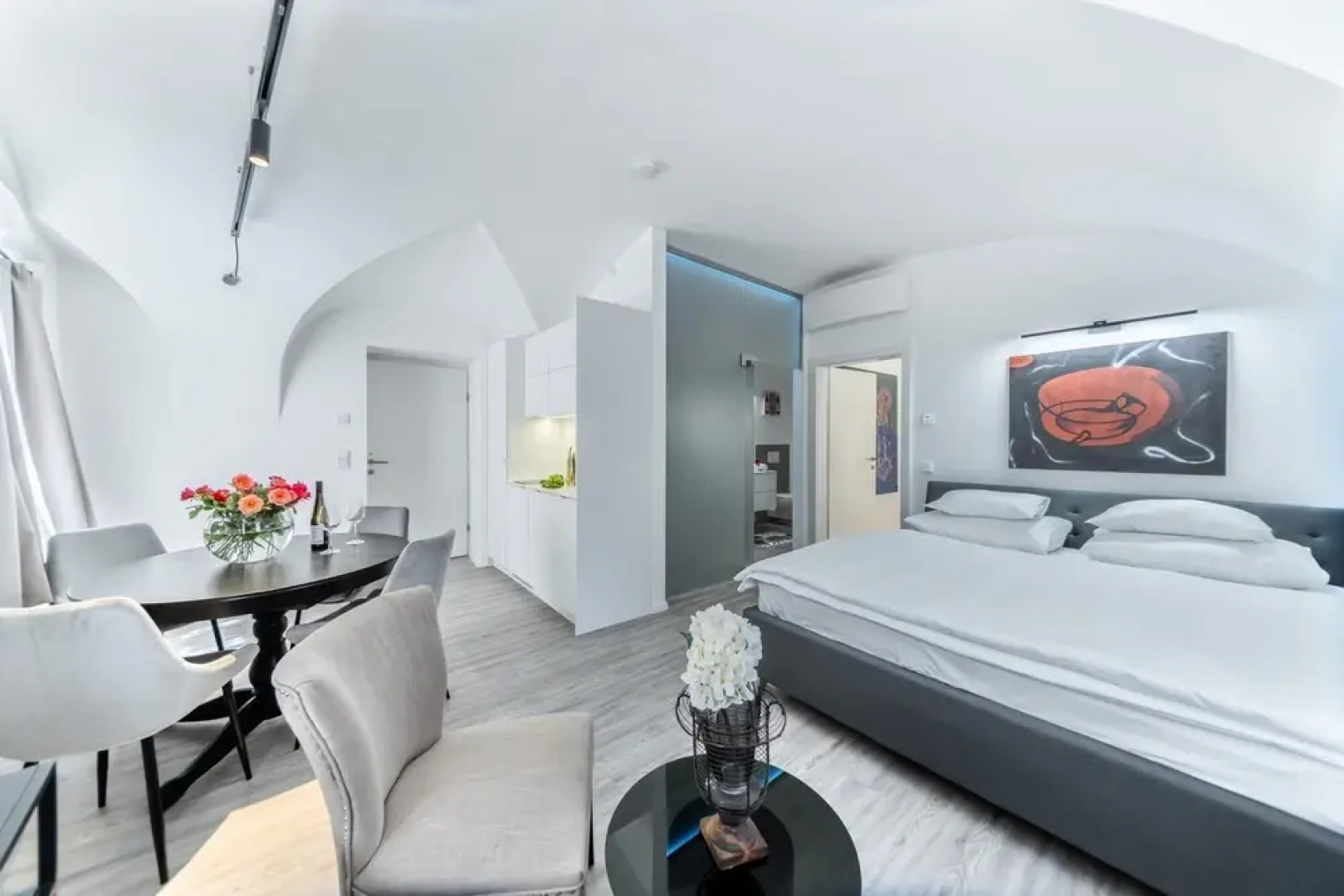 Suiten Apartment Art Collection With Kind Bed Air Conditioning and two Separate Bedrooms