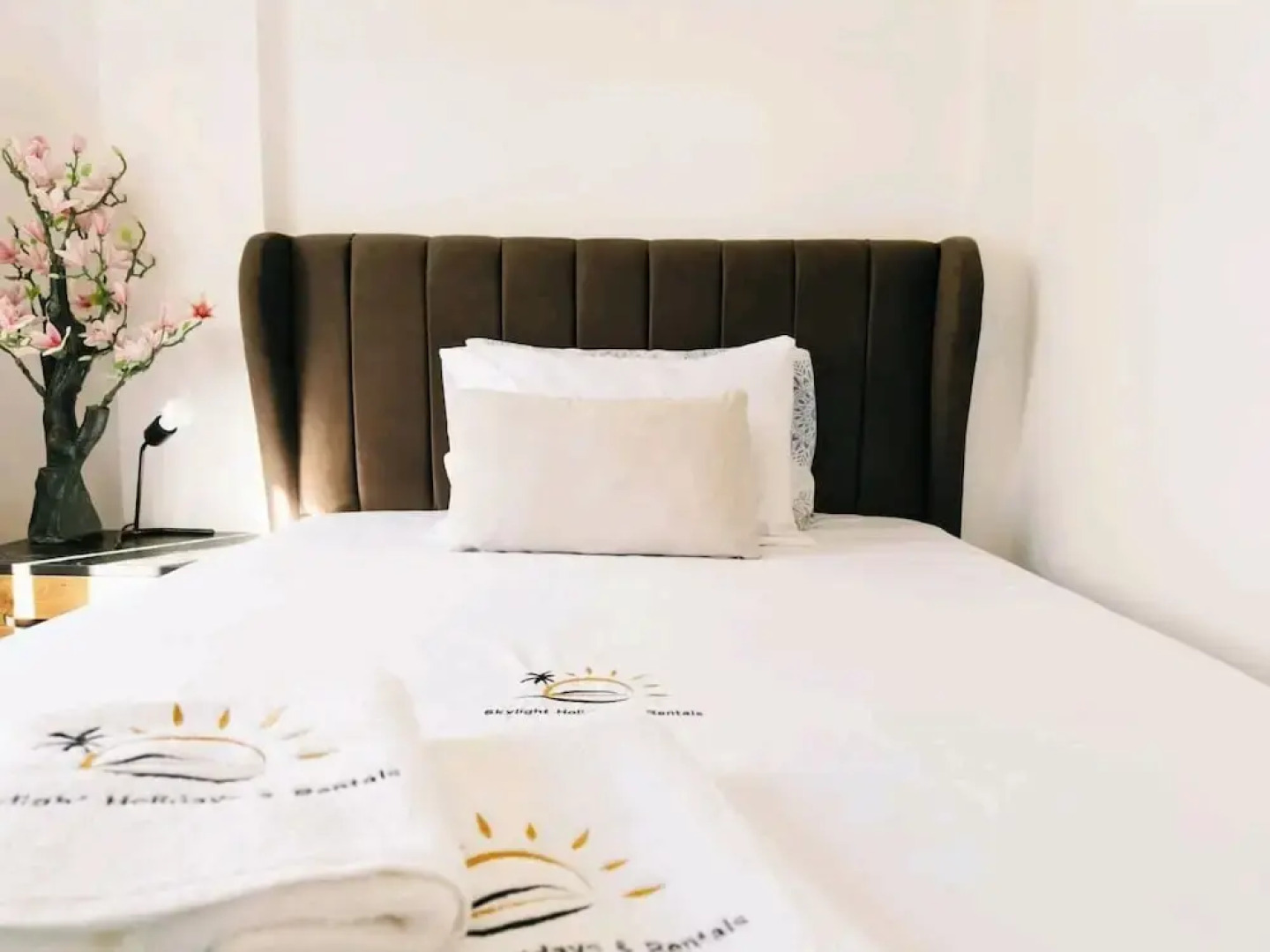 Villa for 9 Guests, Pool, Parking, Walk to Beach