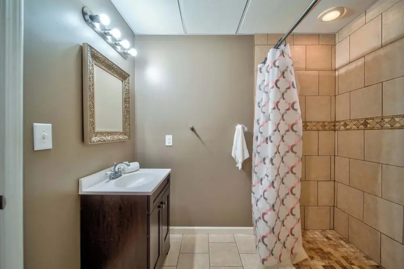 Sunset View 3 BDR Close to Downtown!