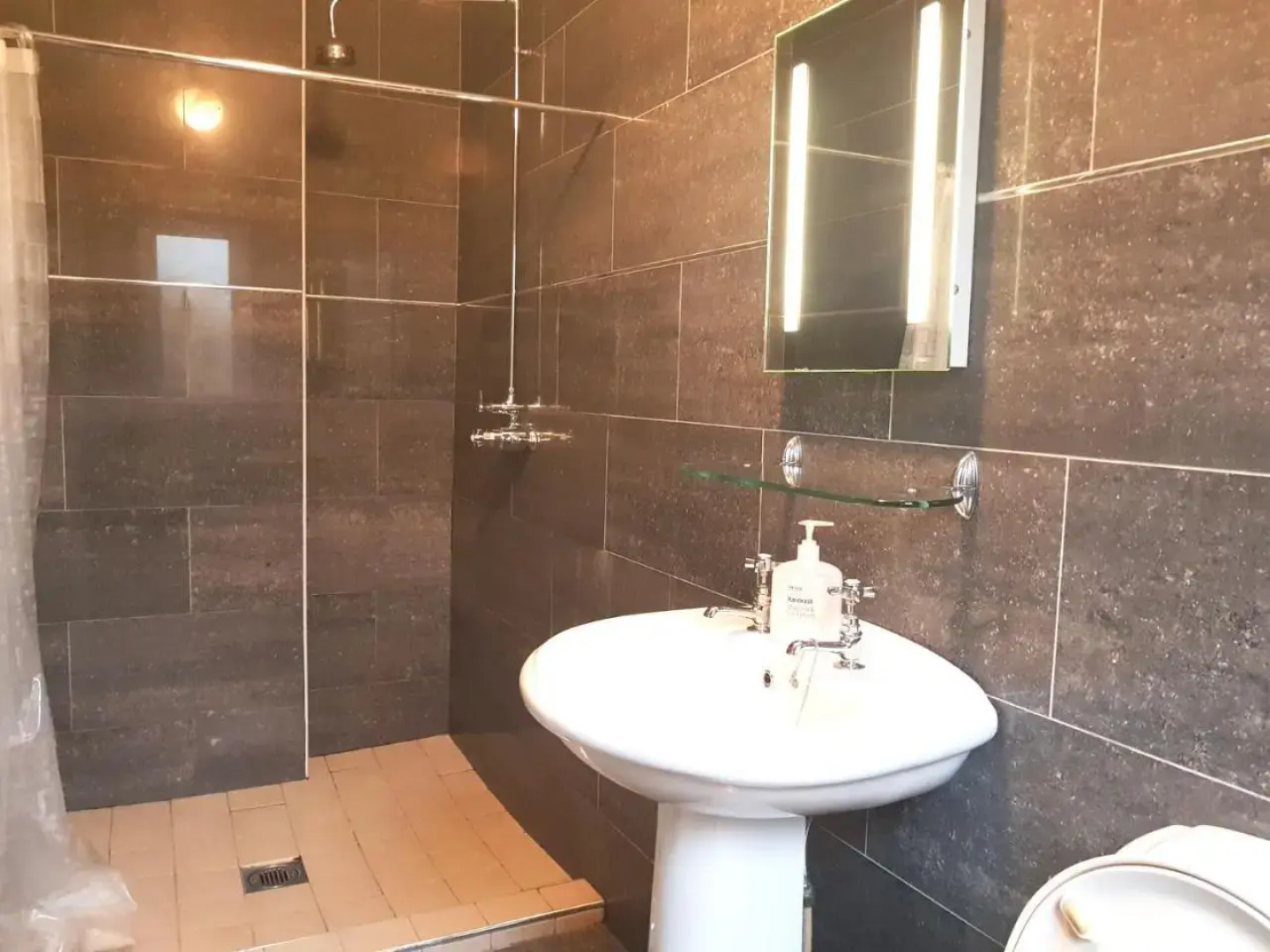 Ethan House Holiday Suites