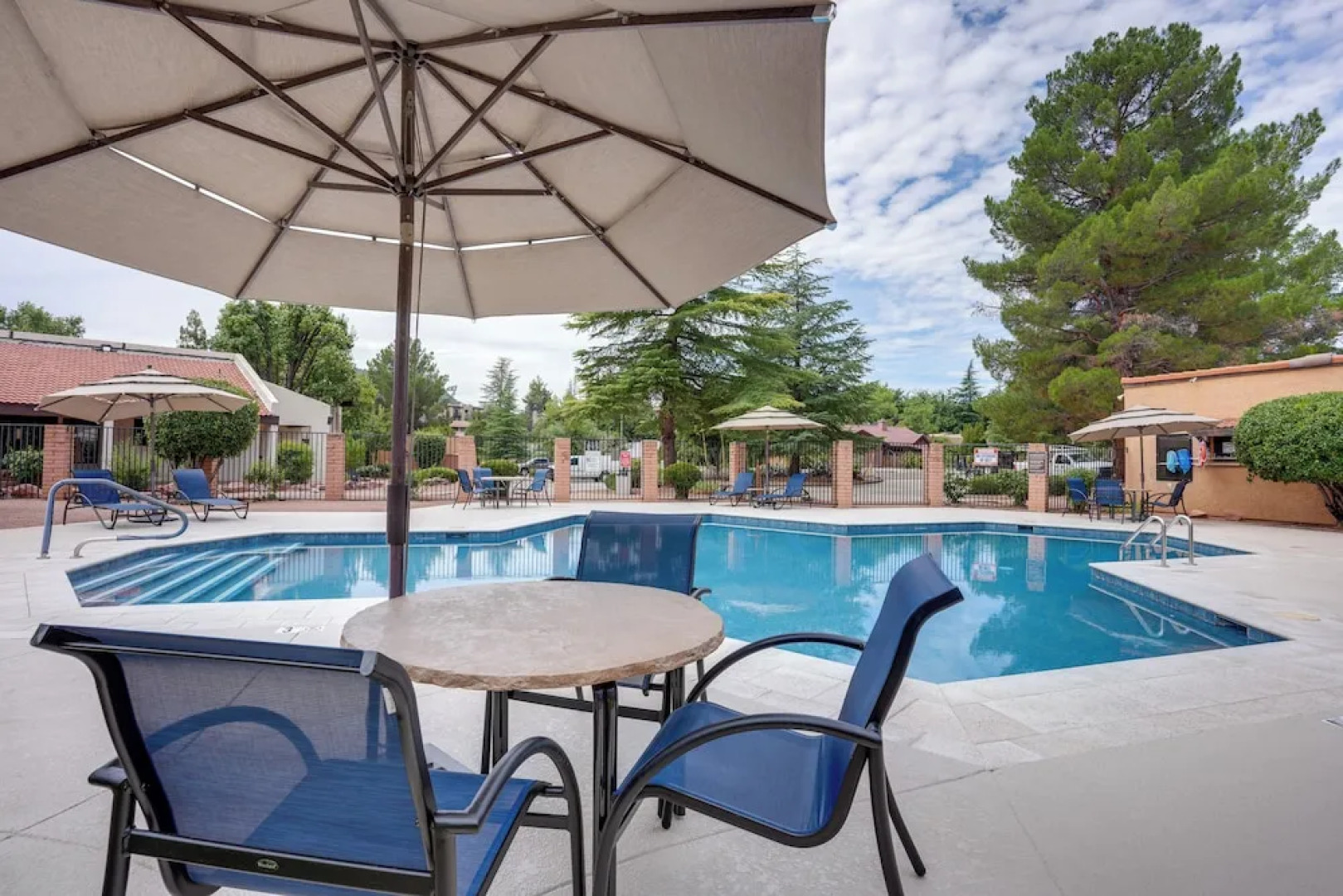 Sedona Condo w/ Pool, Hot Tub, & Pickleball!