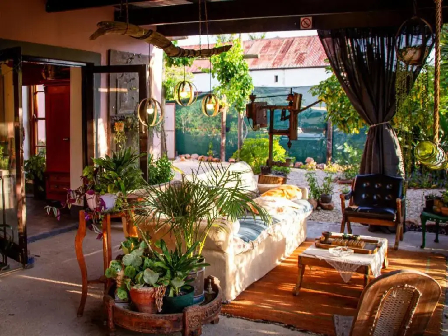 Ebonymoon Guest House and Studio