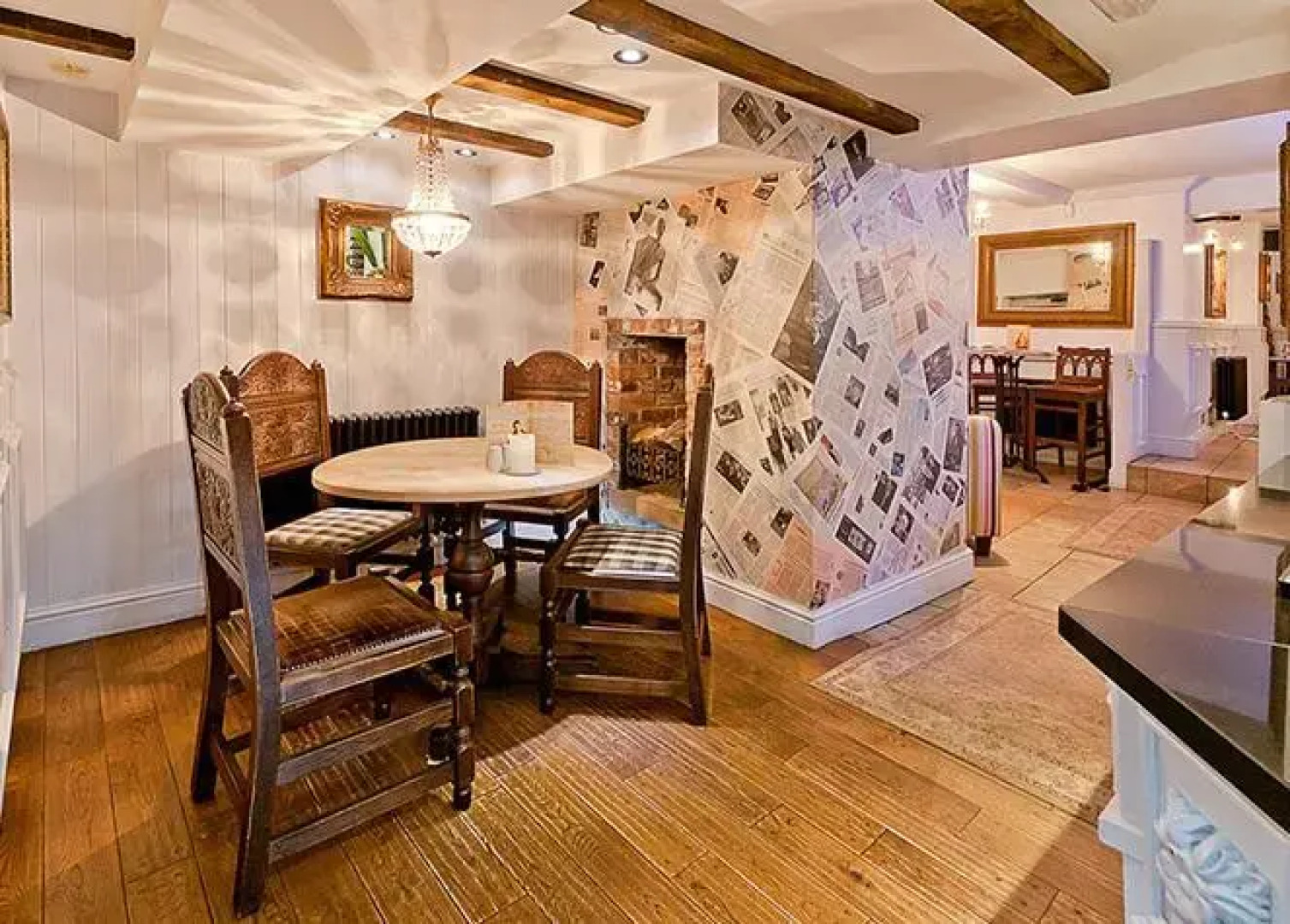 Henris Bar Brasserie and Rooms