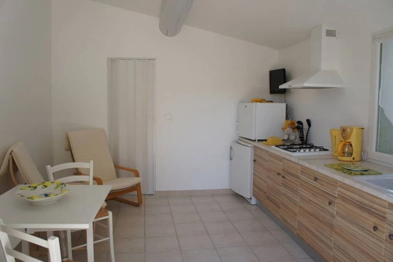 Bright Apartment With one Bedroom in Robion, With Pool Access, Enclose