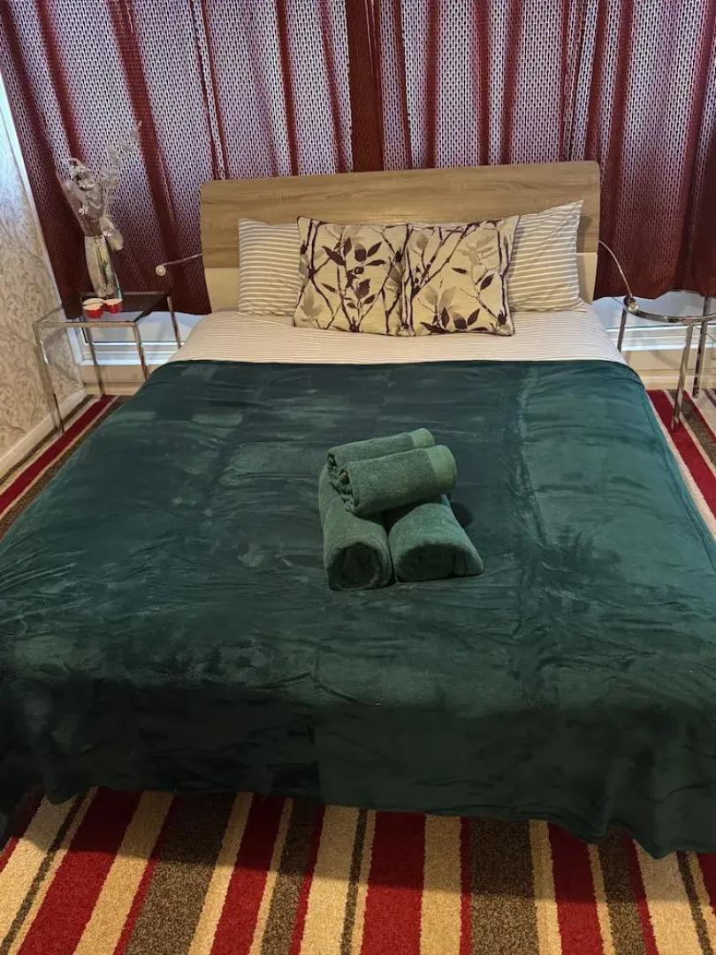 Smethwick - House - Sleeps 8 - Parking