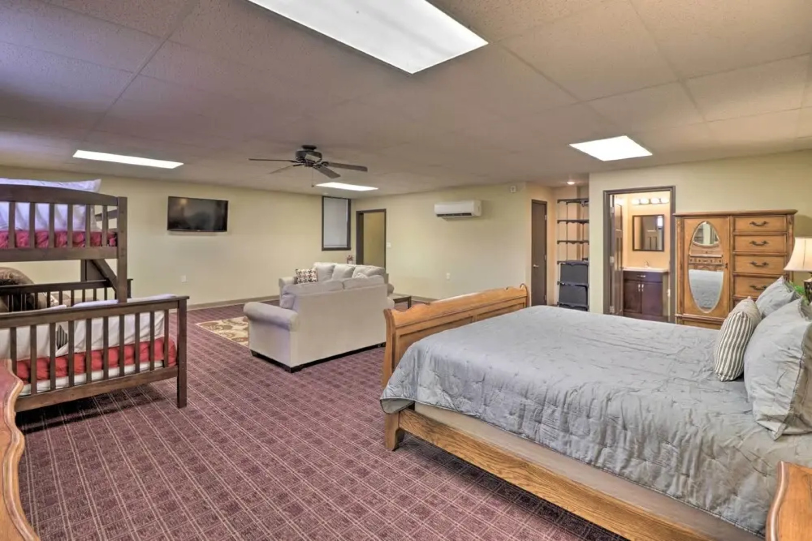 Roomy Multi-family Retreat in Dtwn Mountain Home!