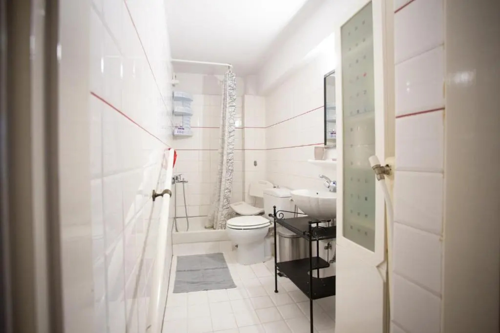 Traditional Apartment part of a Detached Villa on a luxurious Hill of Thessaloniki PANORAMA with a private garden with trees ,also available for Family and other gatherings and Kid's parties - under 13 , for less than 20 people alltogether