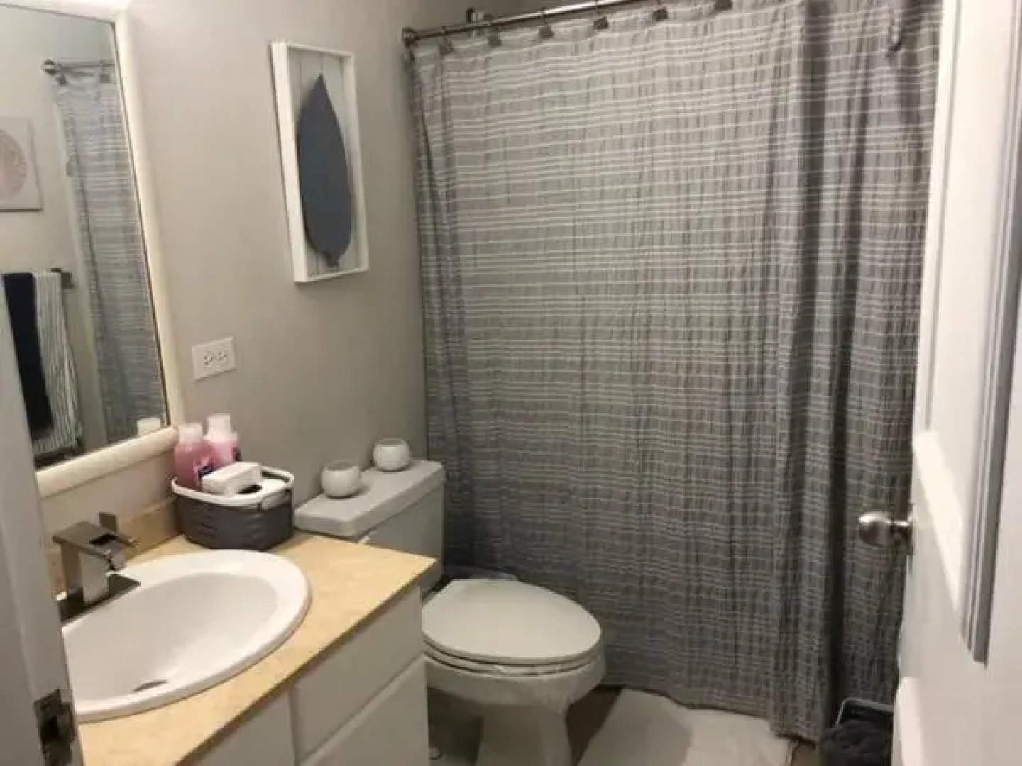 3 Bedroom Apt. close to main beaches/ attractions