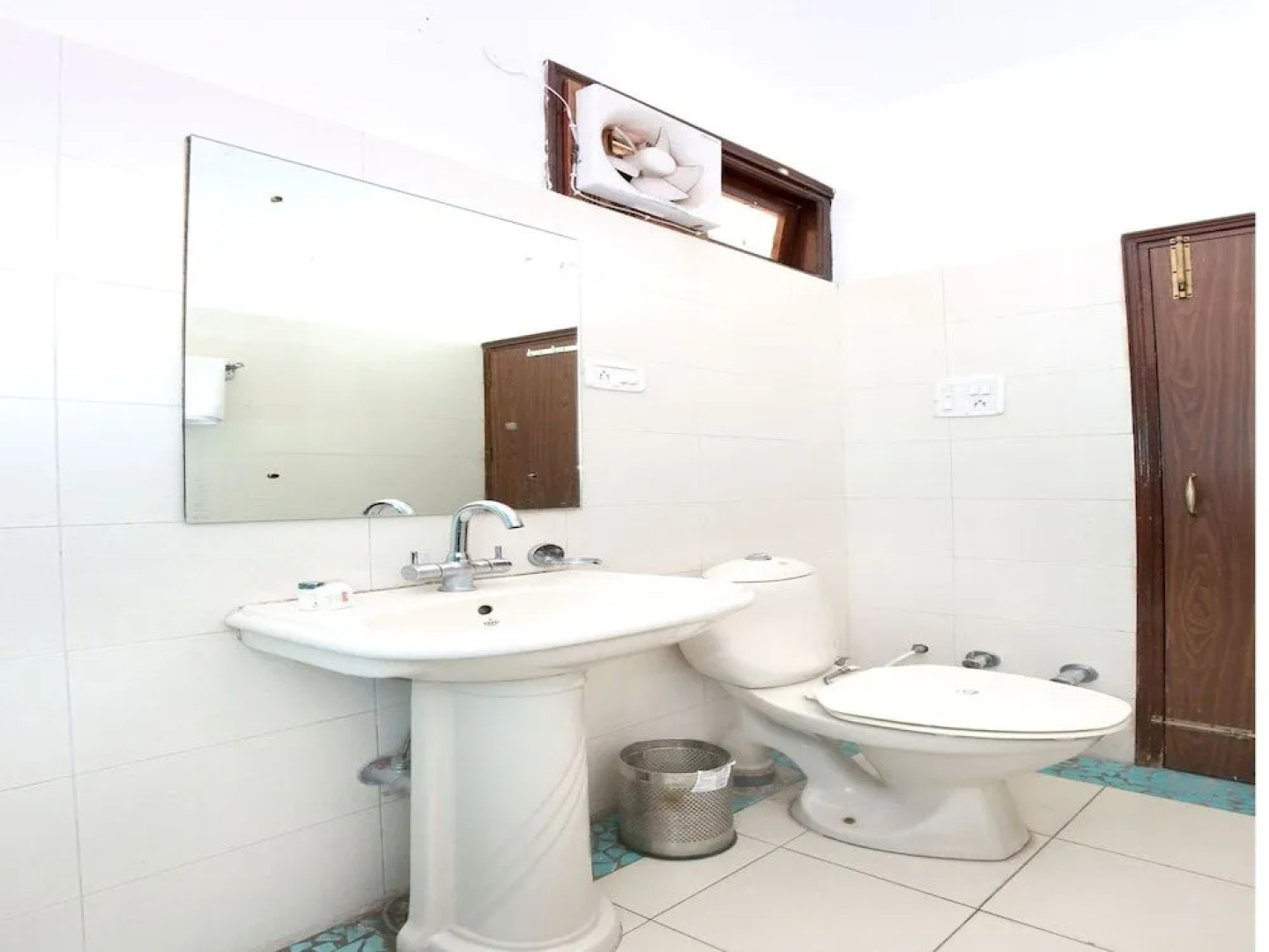 OYO 10976 Home Cheerful 2BHK Scenic Barog