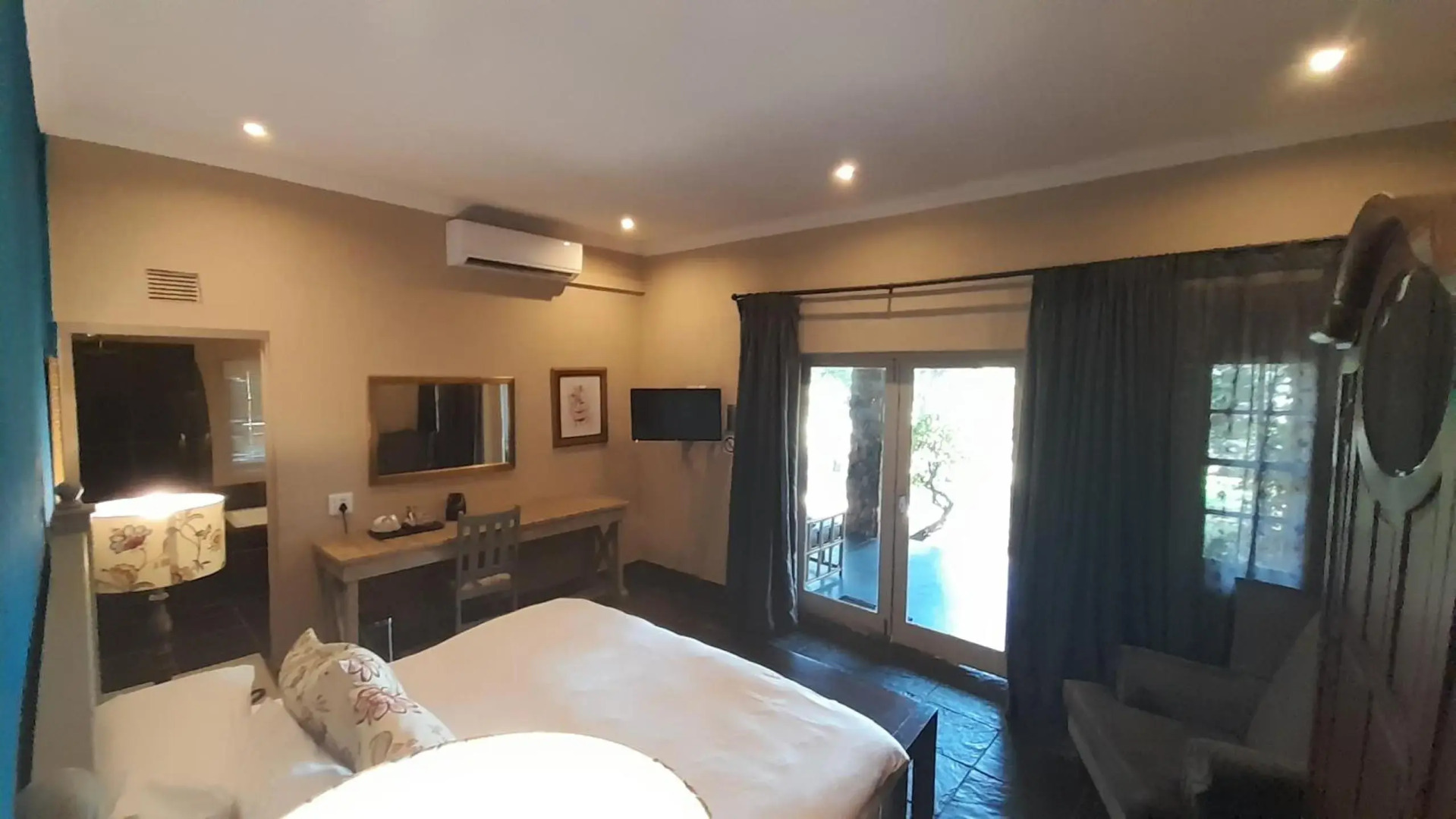 Shangri-La Country Hotel