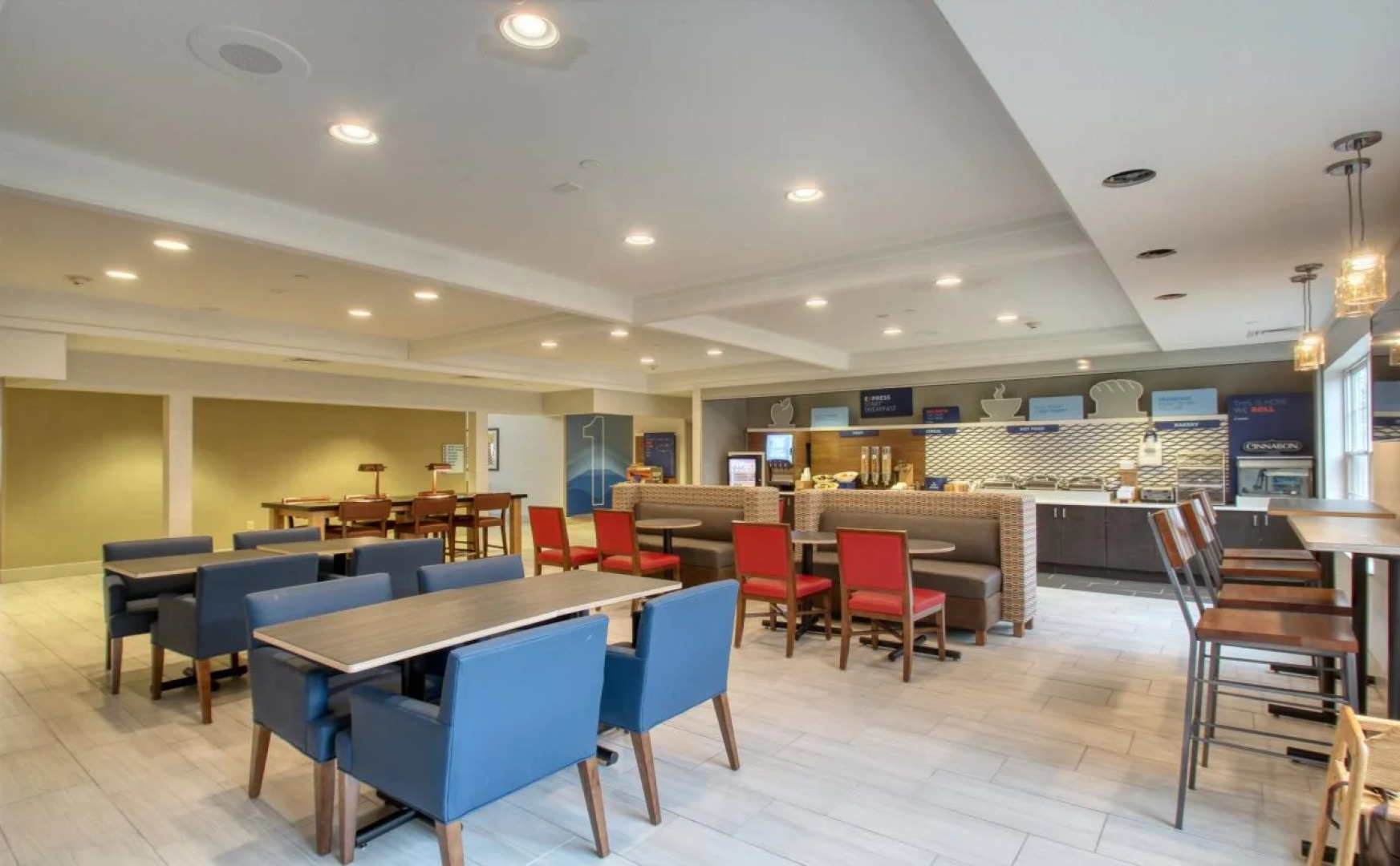 Holiday Inn Express Hotel & Suites Oshkosh by IHG