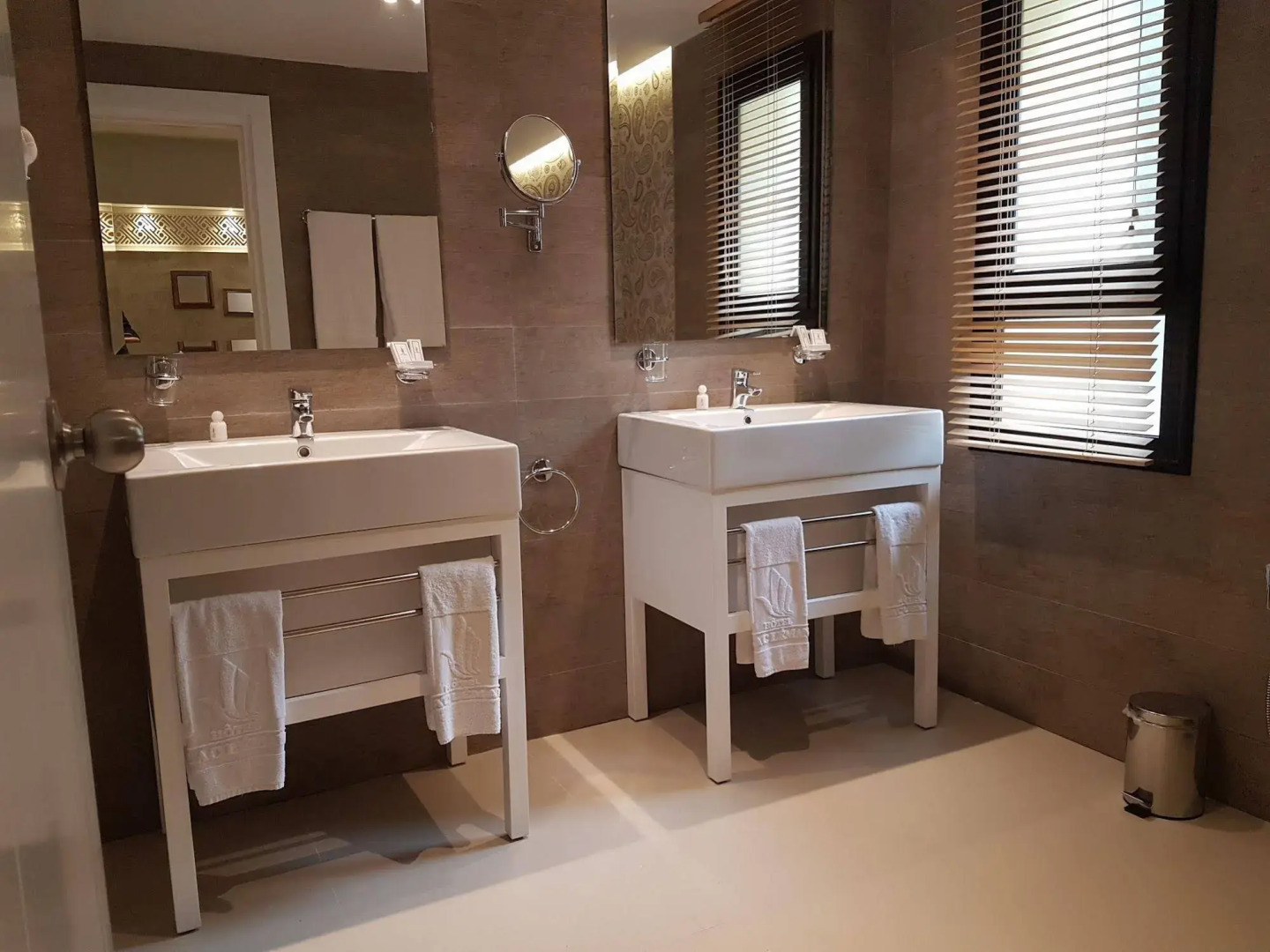 Hôtel Lac Léman, LES BERGES DU LAC