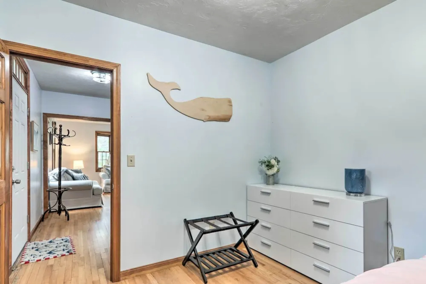 Walk to Main Street: Cozy Cottage in Hyannis