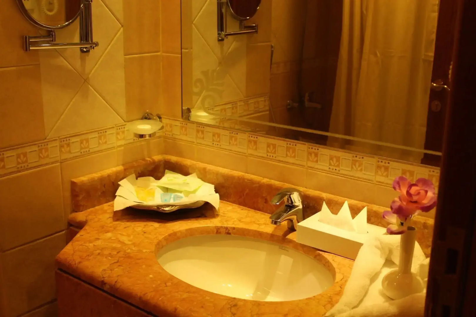 Zowar International Hotel