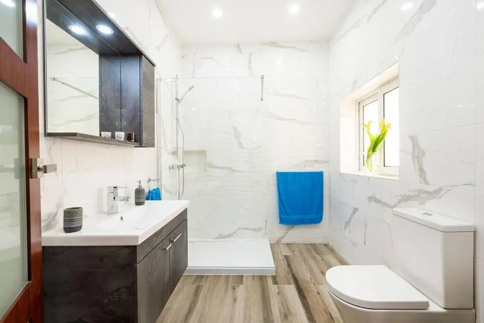 Traditional 3 bedroom home with hot tub (NEW)