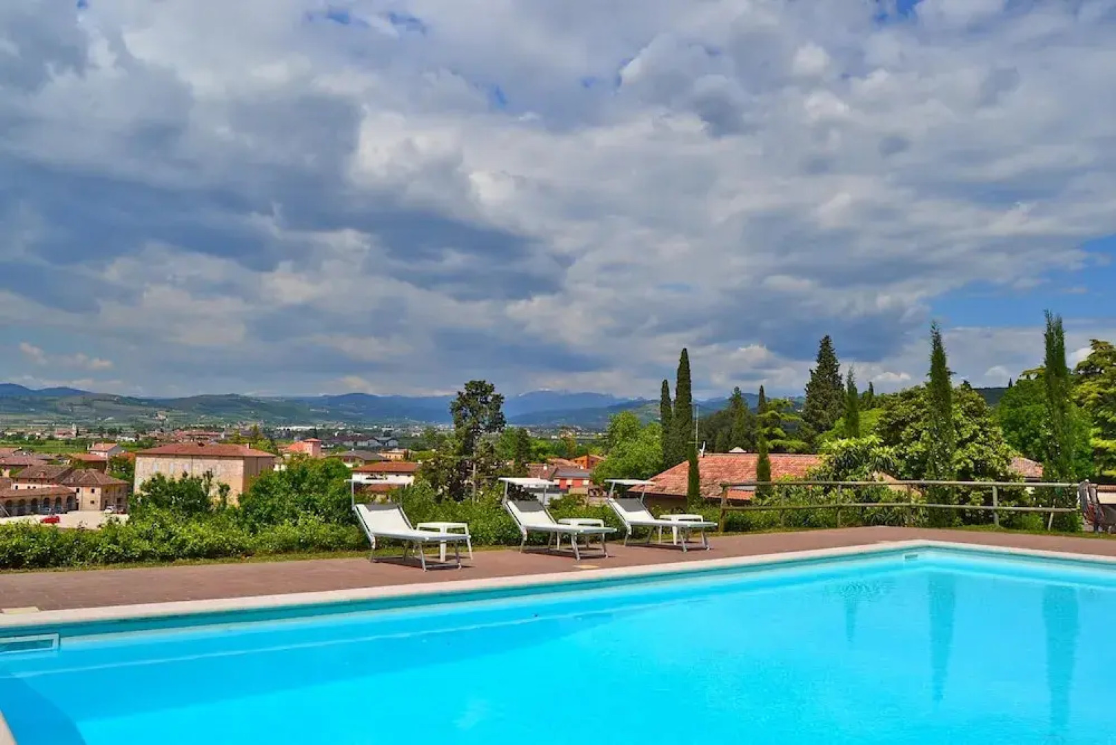 Villa Faccioli Deodara With Shared Pool