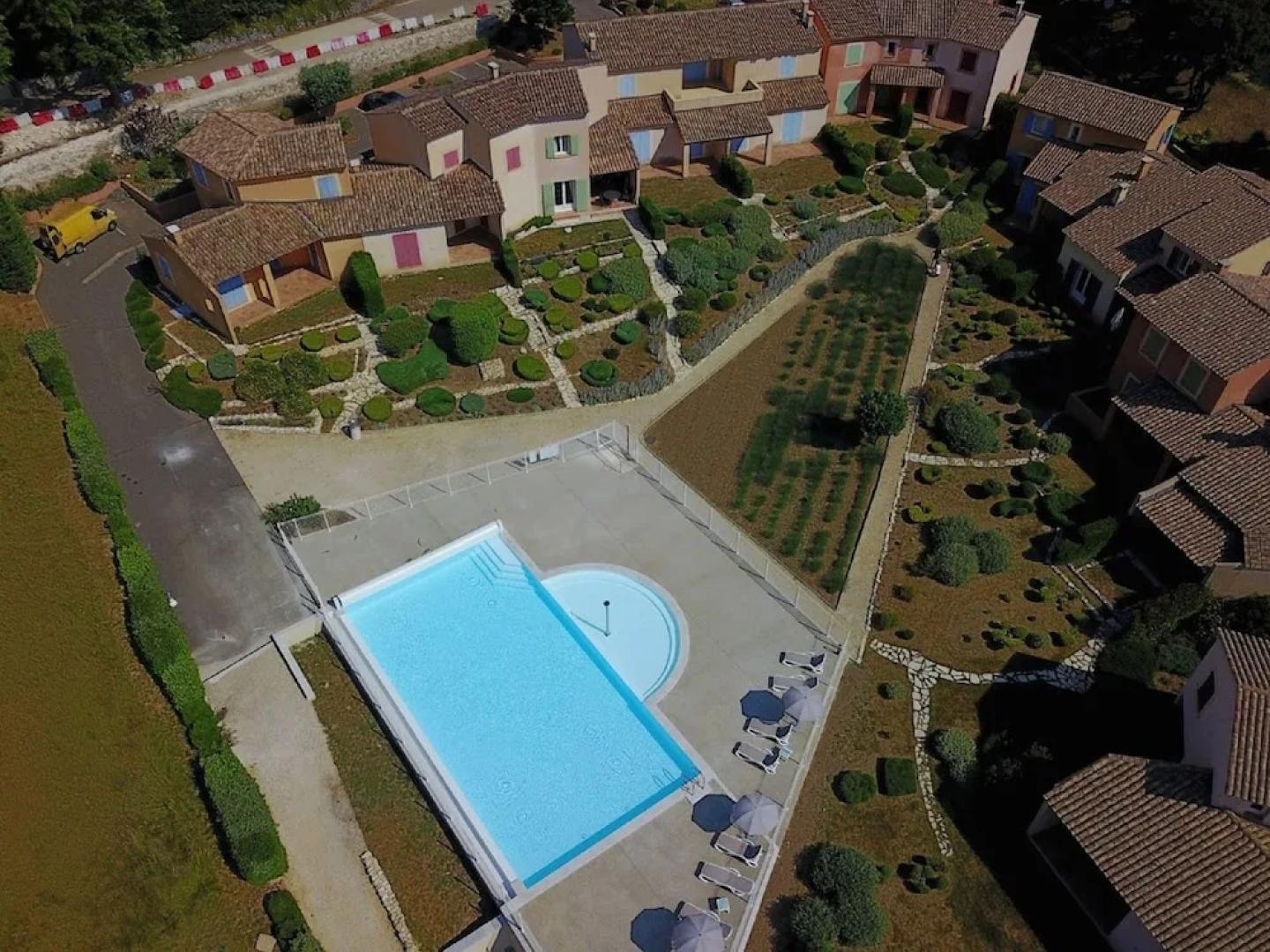 Semi-detached villa with dishwasher, close to the village