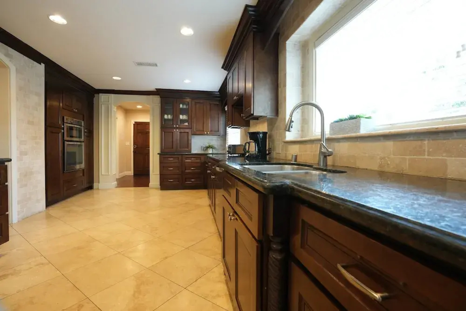 Incredible Estate 5 Bedrooms 3 Bathroom W/resort Style Rock Pool & Jacuzzi