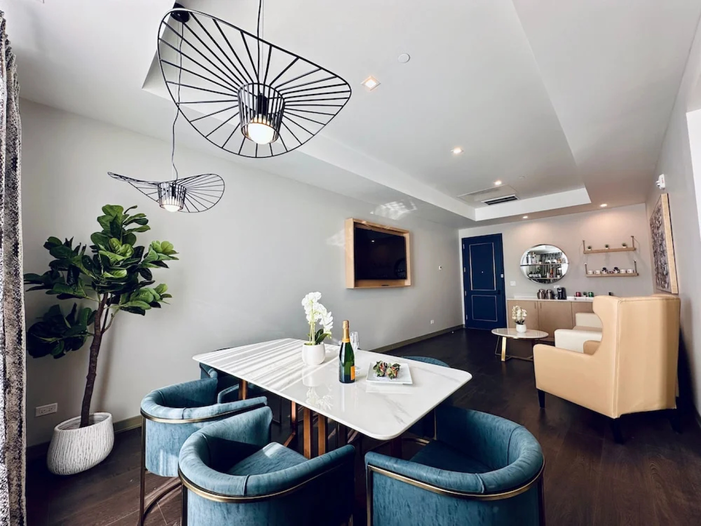 Chez Hotel Arlington Heights