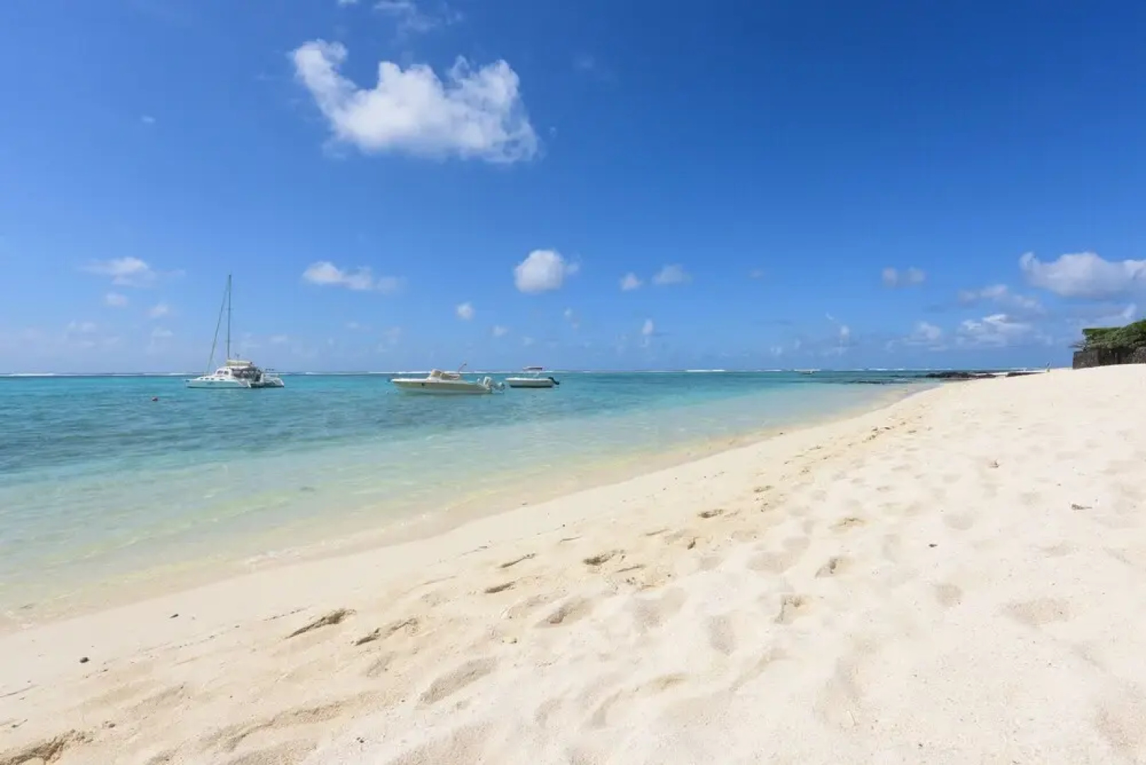 Veloutier Blanc Beachfront Villa by StayMauritius