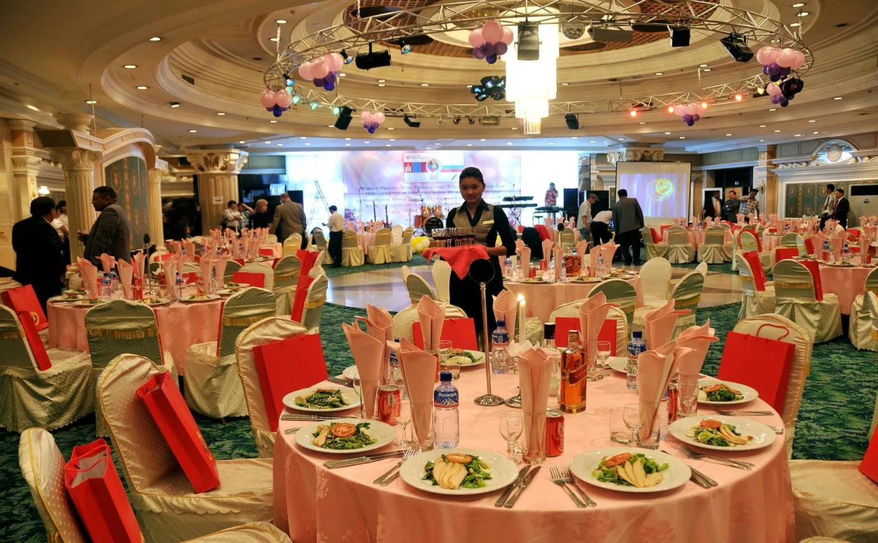 Chinggis Khaan Hotel