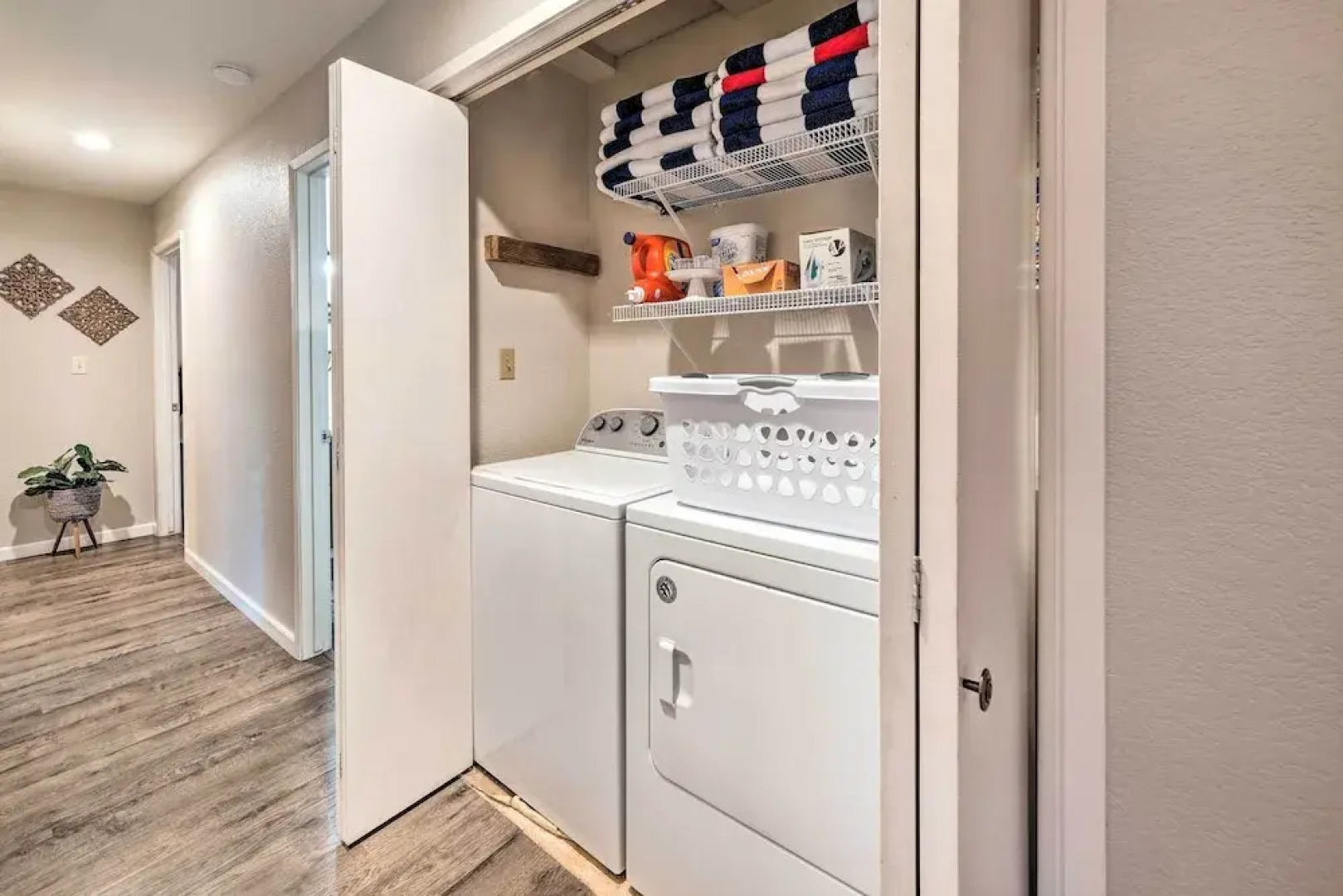 Lakeside Groveland Home w/ Hot Tub, Near Yosemite