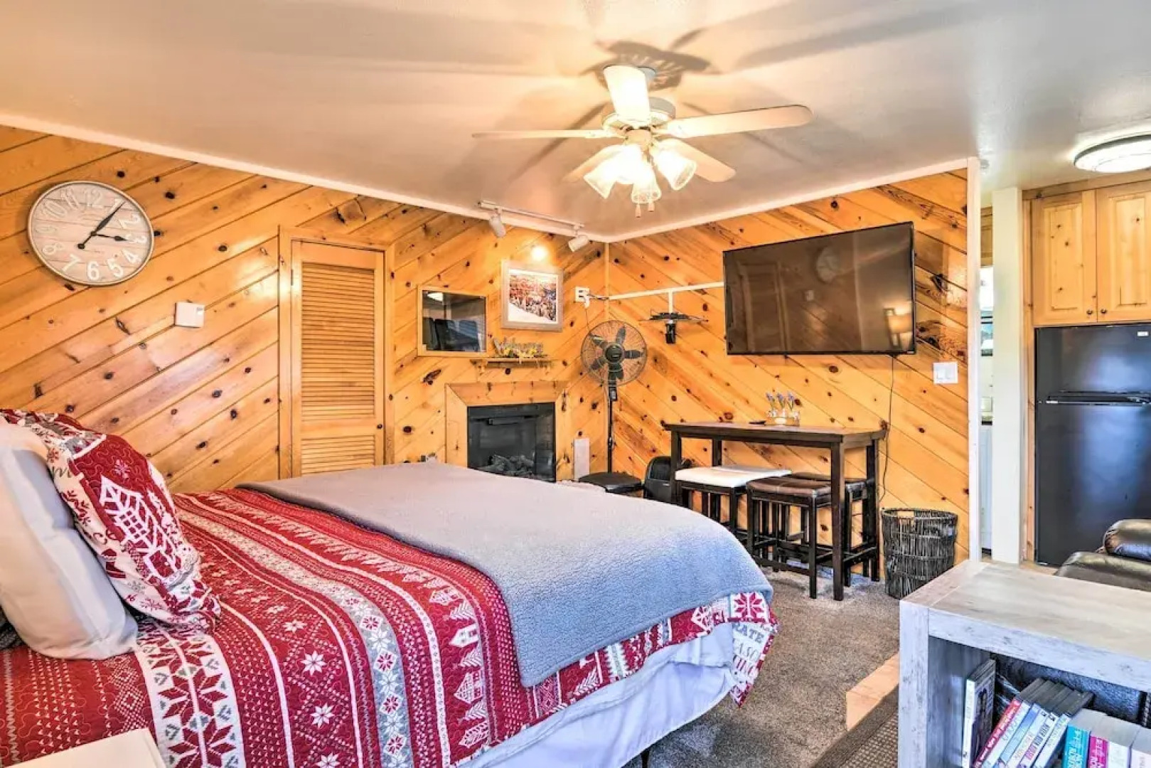 Cozy Studio w/ Fireplace ~ 1 Mi to Ski Resort