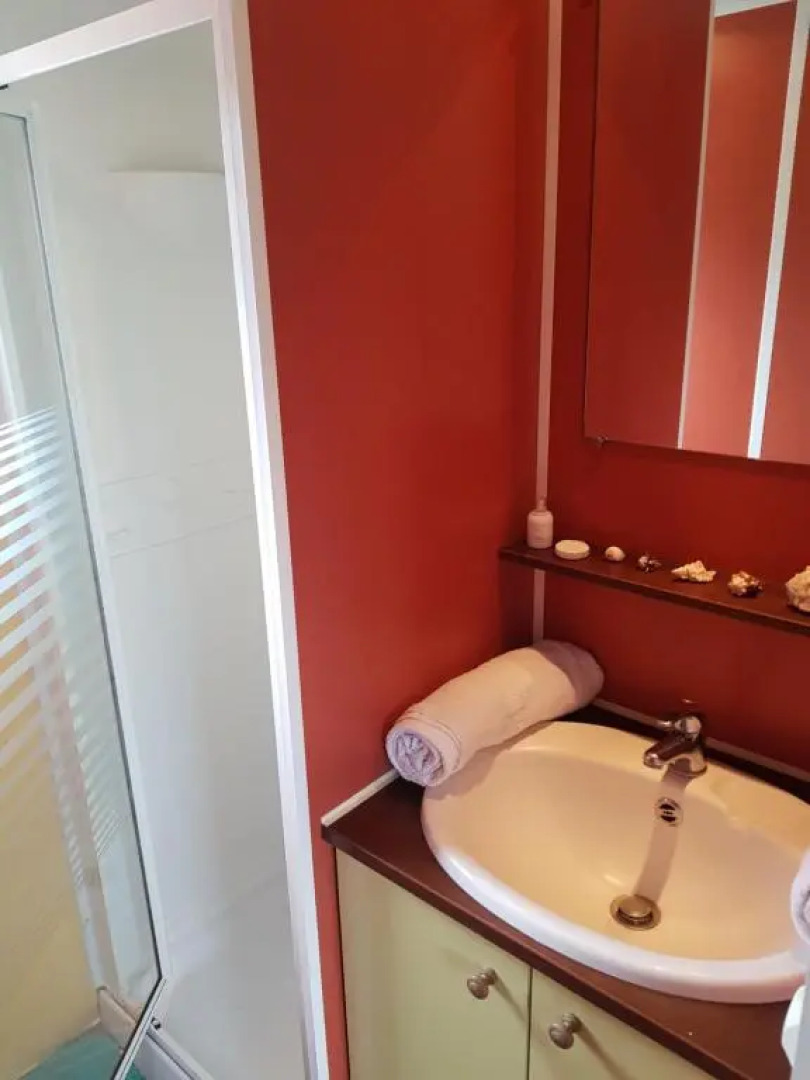 Mobil-home flottant SEURRE vue panoramique sur l'eau jacuzzi privé en option