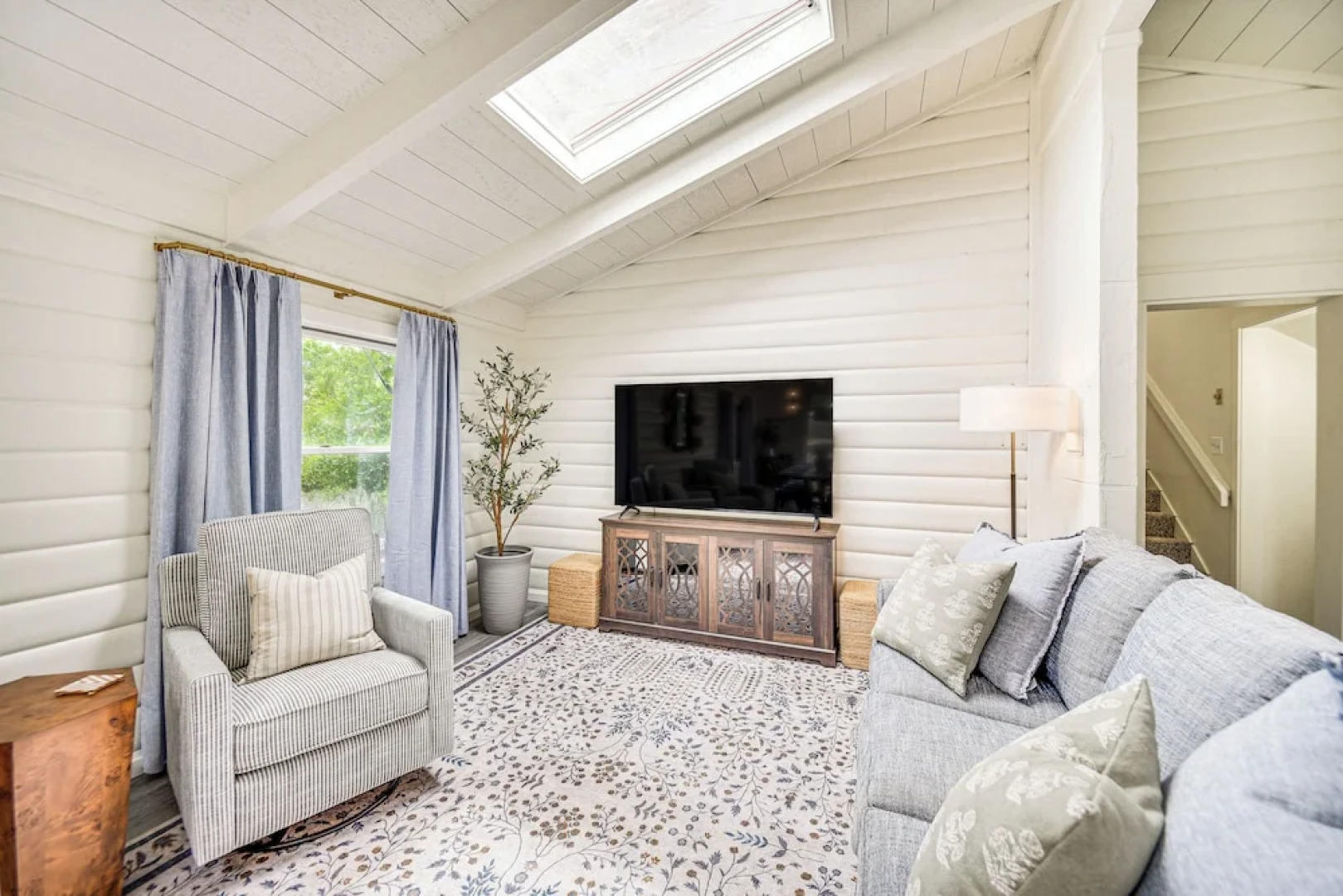 Pet-friendly Buxton Home w/ Balcony, 2 Mi to Beach