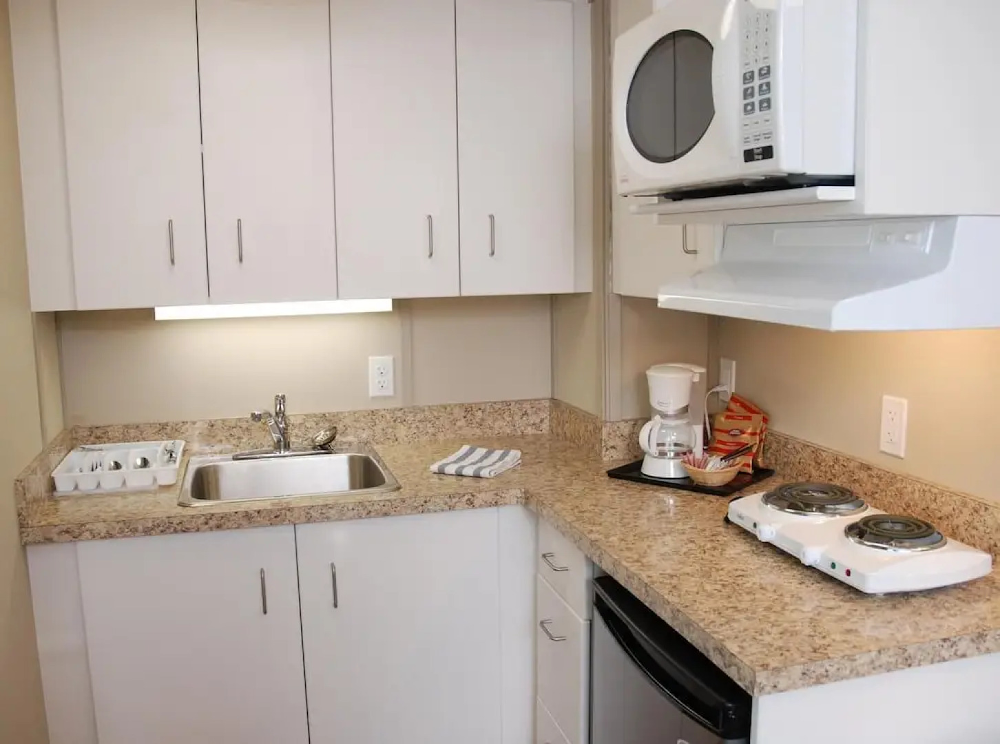 Triple J Hotel & Cabins