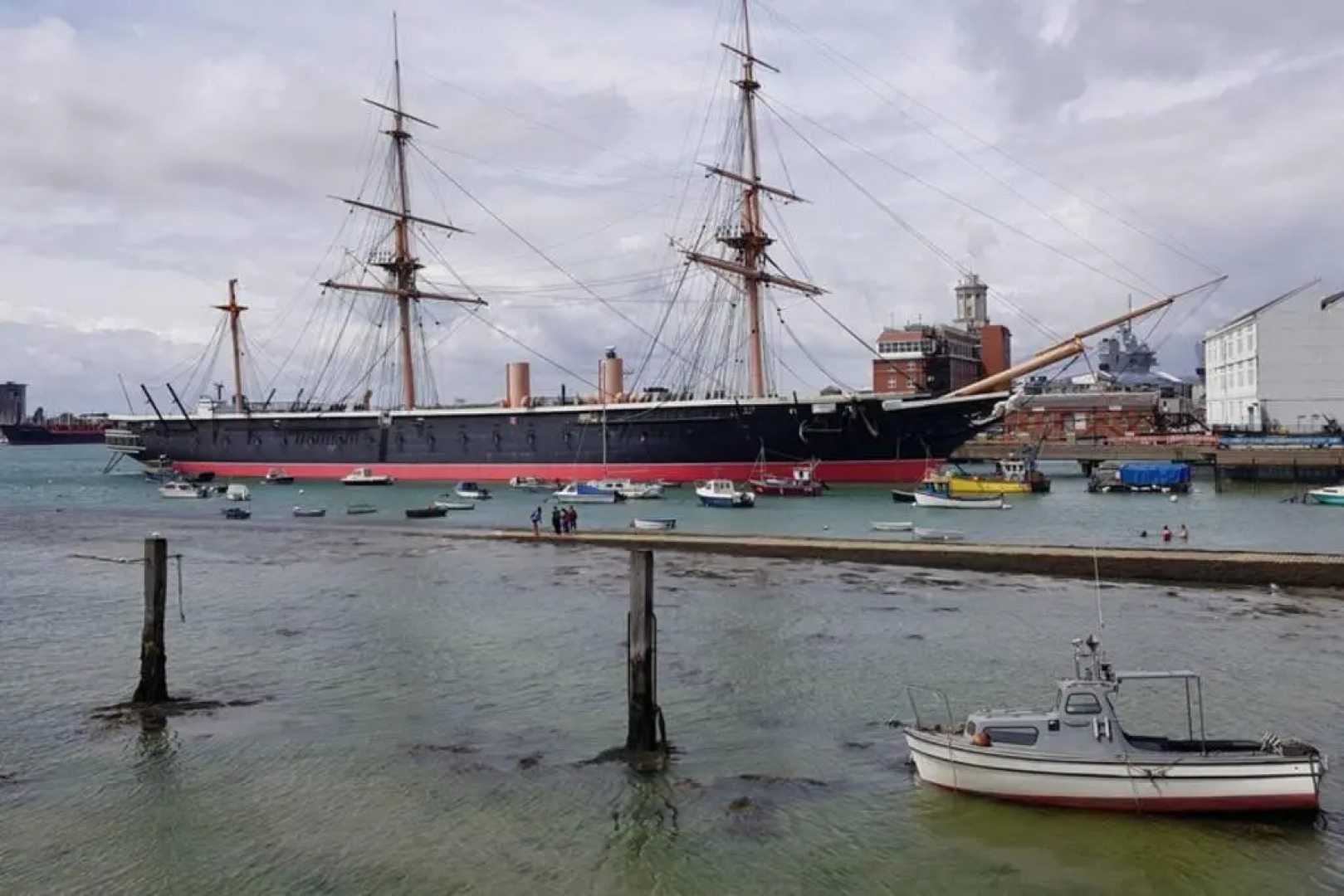 Bright, character 3 bed Apartment: 7 mins walk to sea