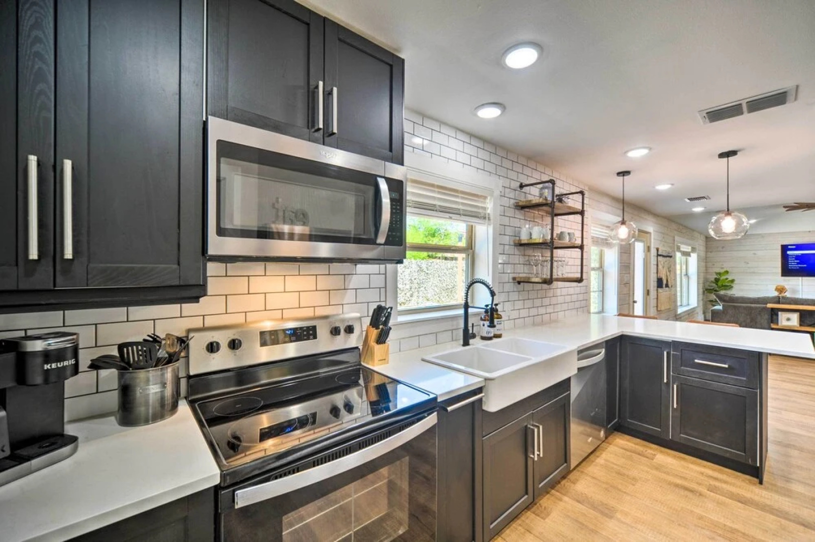 Gorgeous Cabin w/ Pergolas, Walk to River!