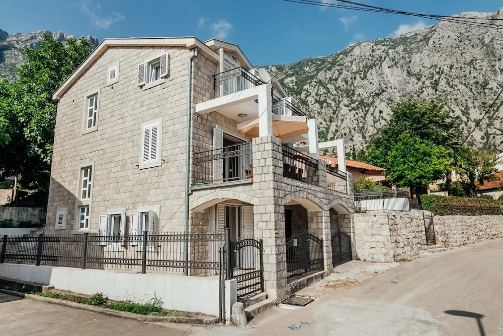 Spacious Family 4BR Seaside House, Fantastic Sea Views, 20 Meters to Beach