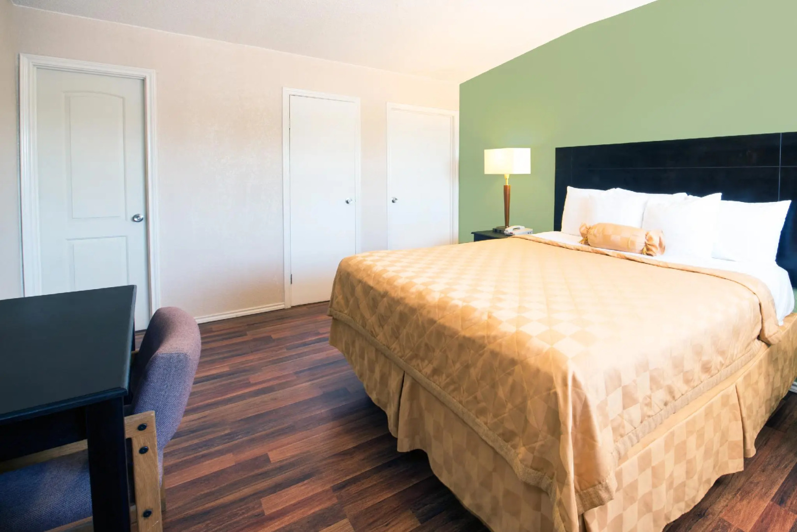 Executive Inn and Kitchenette Suites