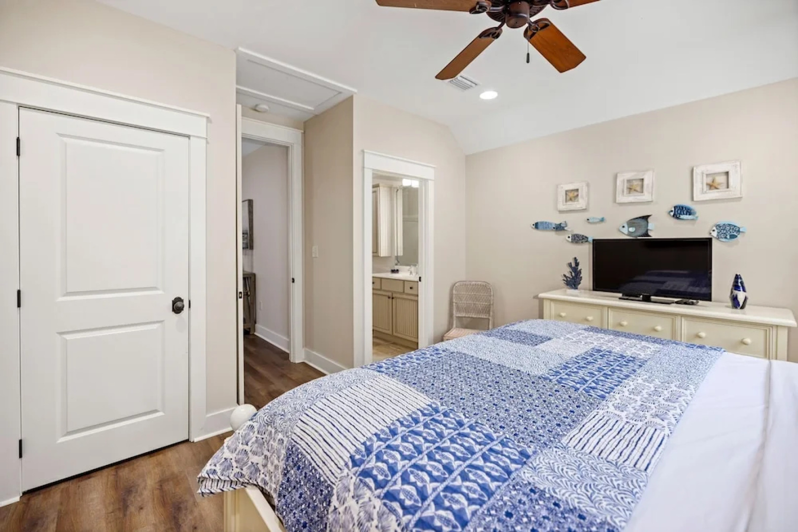 2465 Bungalo 4 Bedroom Home by RedAwning