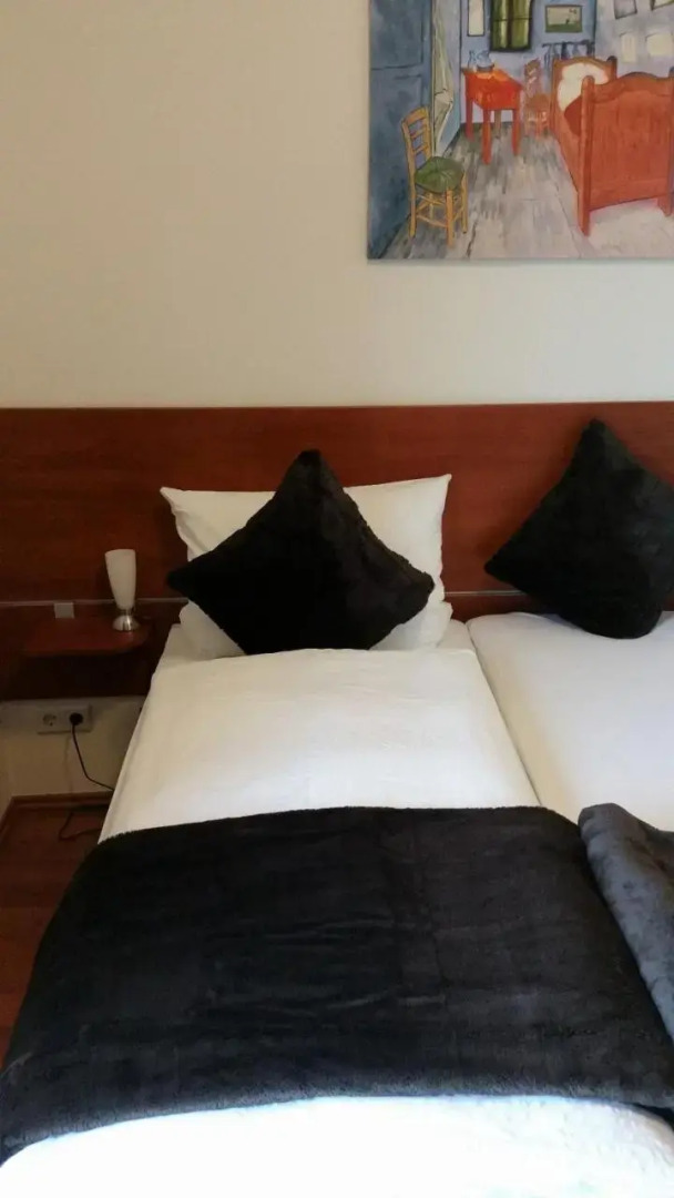 Ellenbergs Restaurant & Hotel