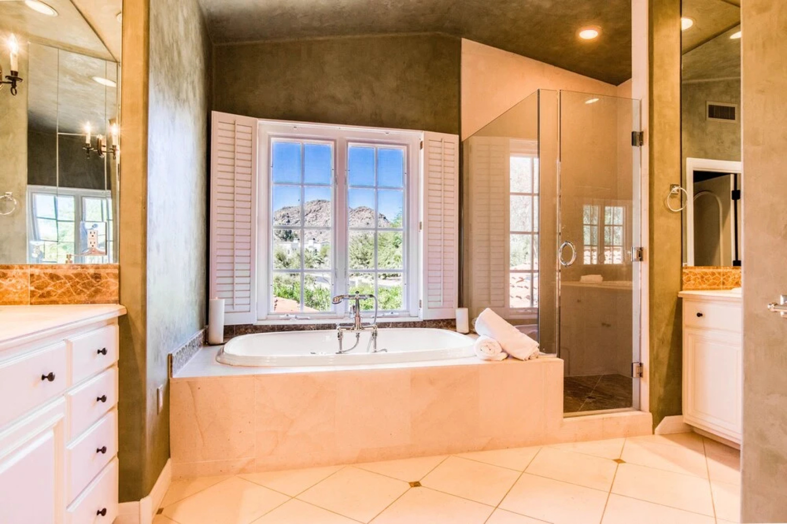 Catalina by Avantstay | Private Grand Estate - Backyard & Pool