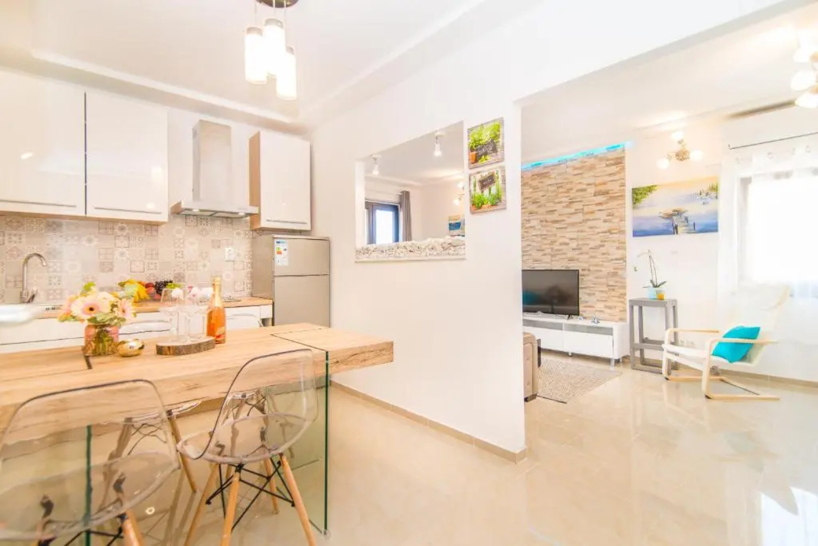 Charming house on the beach and Deluxe Apartment